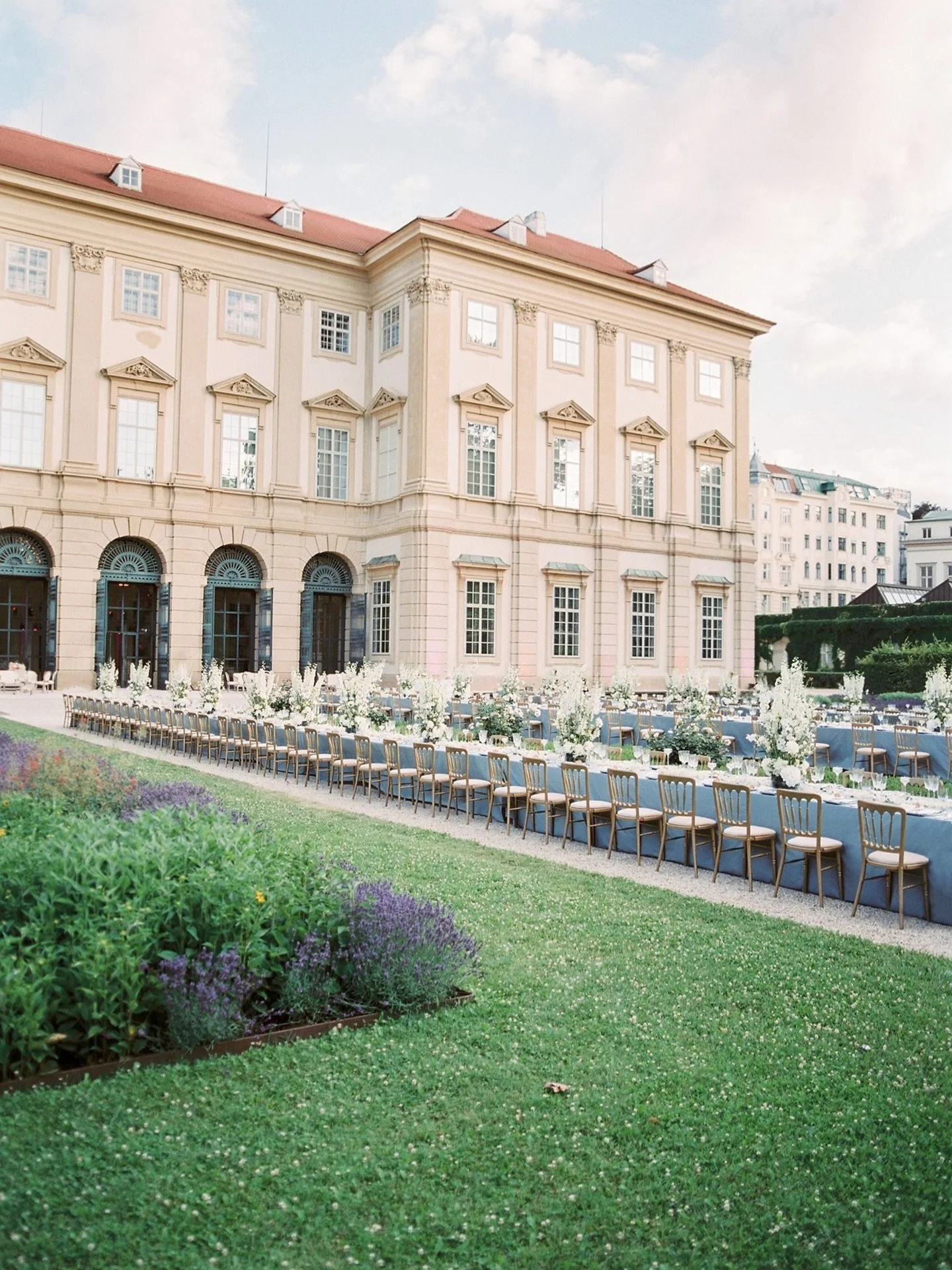 Alfresco dinner set up at @palaisliechtenstein ✨

Photo: @sotiris_tsakanikas 

#destinationweddingplanner #gettingmarried #destinationweddingaustria
#bestweddingplanner #weddingaustria
