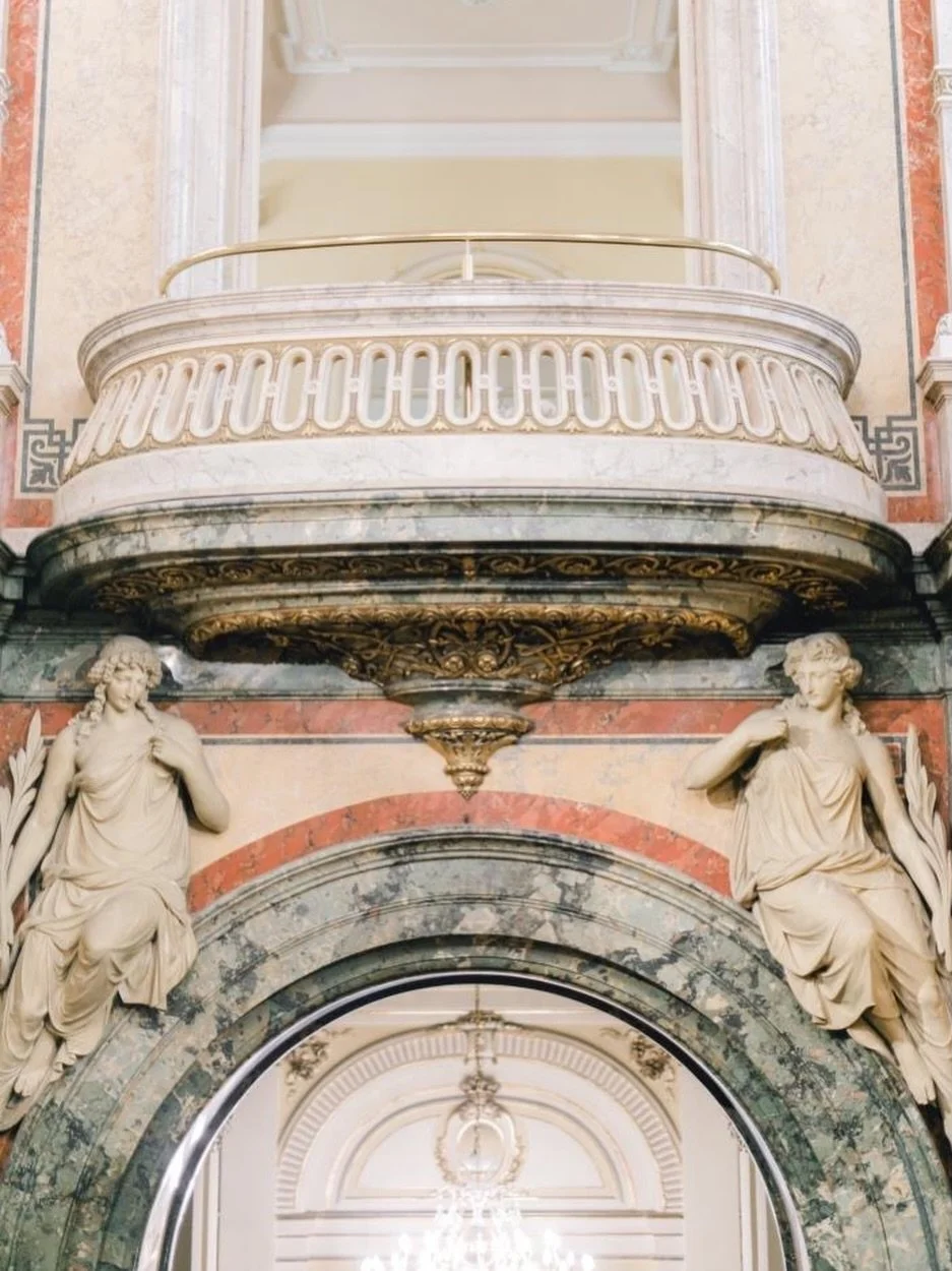 Having your couple shoot at the stunning @imperialvienna is a dream come true. All the history and beautiful details are beyond real 👑

Photo: @peterandveronika 

#destinationweddingplanner #gettingmarried #destinationweddingaustria
#bestweddingpl