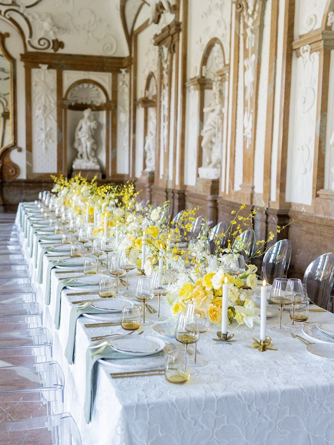 Tablesetting and wedding floral beauty at @belvederemuseum with @hanaholdener @magnolias_on_silk and 
@carissimo_letterpress 💛

Amazing photos by @agneskinczer_photography 

#destinationweddingplanner #weddingtablesetting #destinationweddingaustri