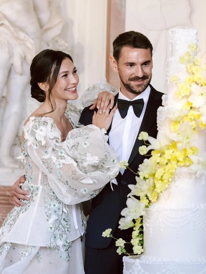 Delicious and artsy Wedding cake at @belvedere with 
@dulcesserie and @hanaholdener ✨💛

Bridal gown: @madebride 
Groom&rsquo;s attire: @scalawear 
Bridal Styling: @mariefrauhammer_mua 
Photos by @agneskinczer_photography 

#destinationweddingp