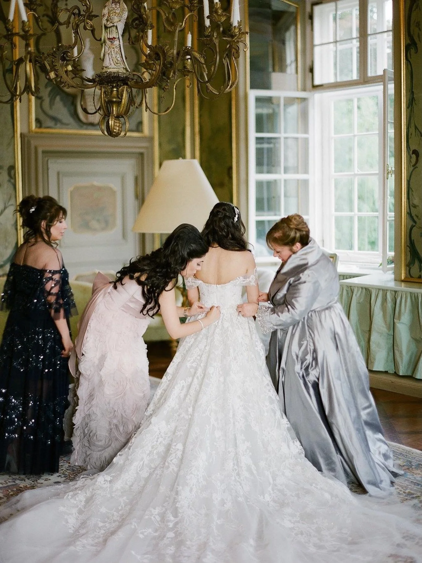The moment before getting out to the ceremony ❤️👑❤️👑

Captured by @gregfinck 
As seen on @stylemepretty and @hochzeitswahn 

#destinationweddingplanner #gettingmarried #destinationweddingaustria
#bestweddingplanner #fineartwedding