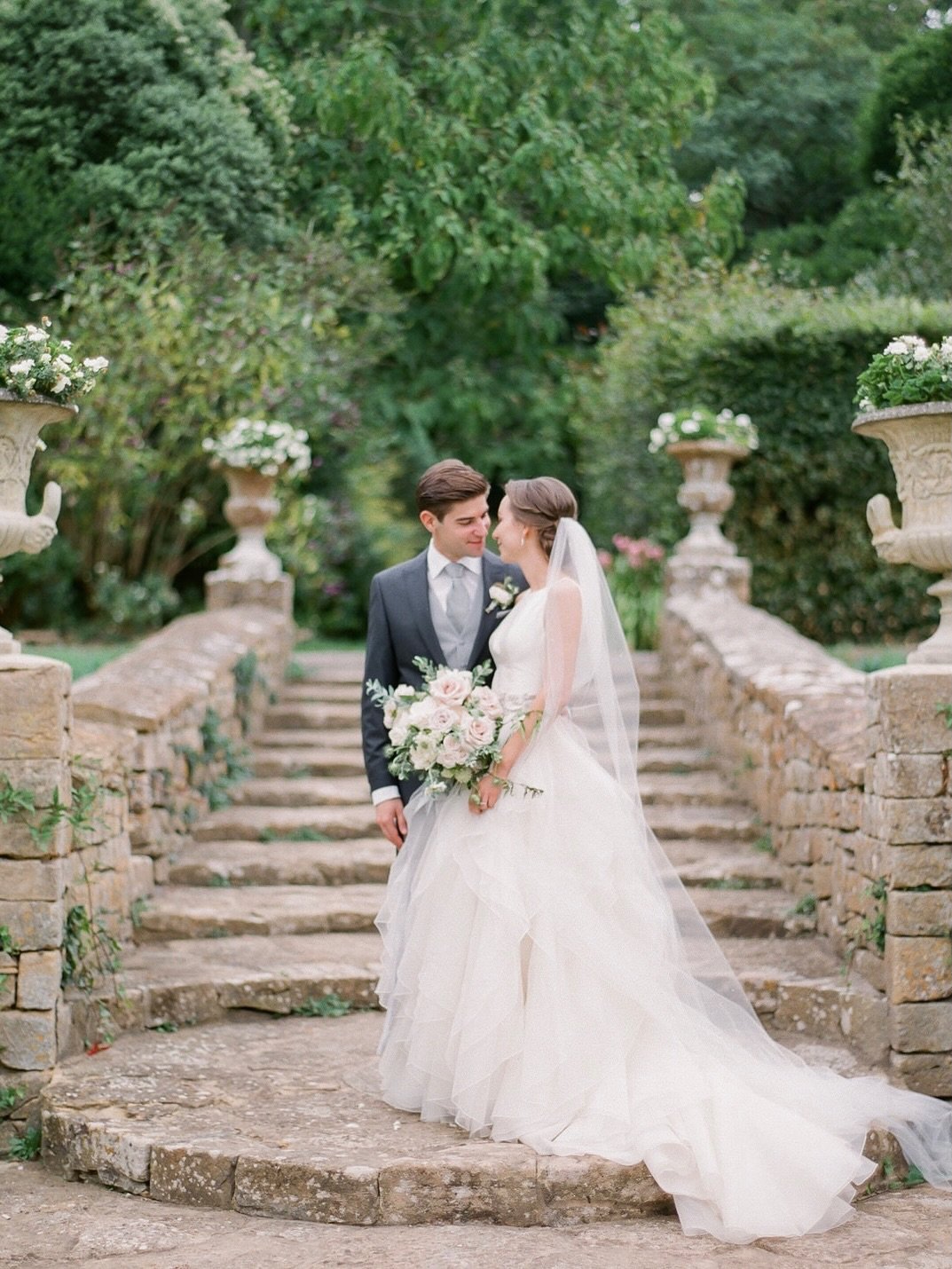 English Jane Austen destination wedding in England. Time stopped and we really felt like in one of her novels ✨

Bridal gown: @elfenkleid_atelier 
Photo: @peterandveronika 

#destinationweddingplanner #gettingmarried #destinationweddingengland 
#b
