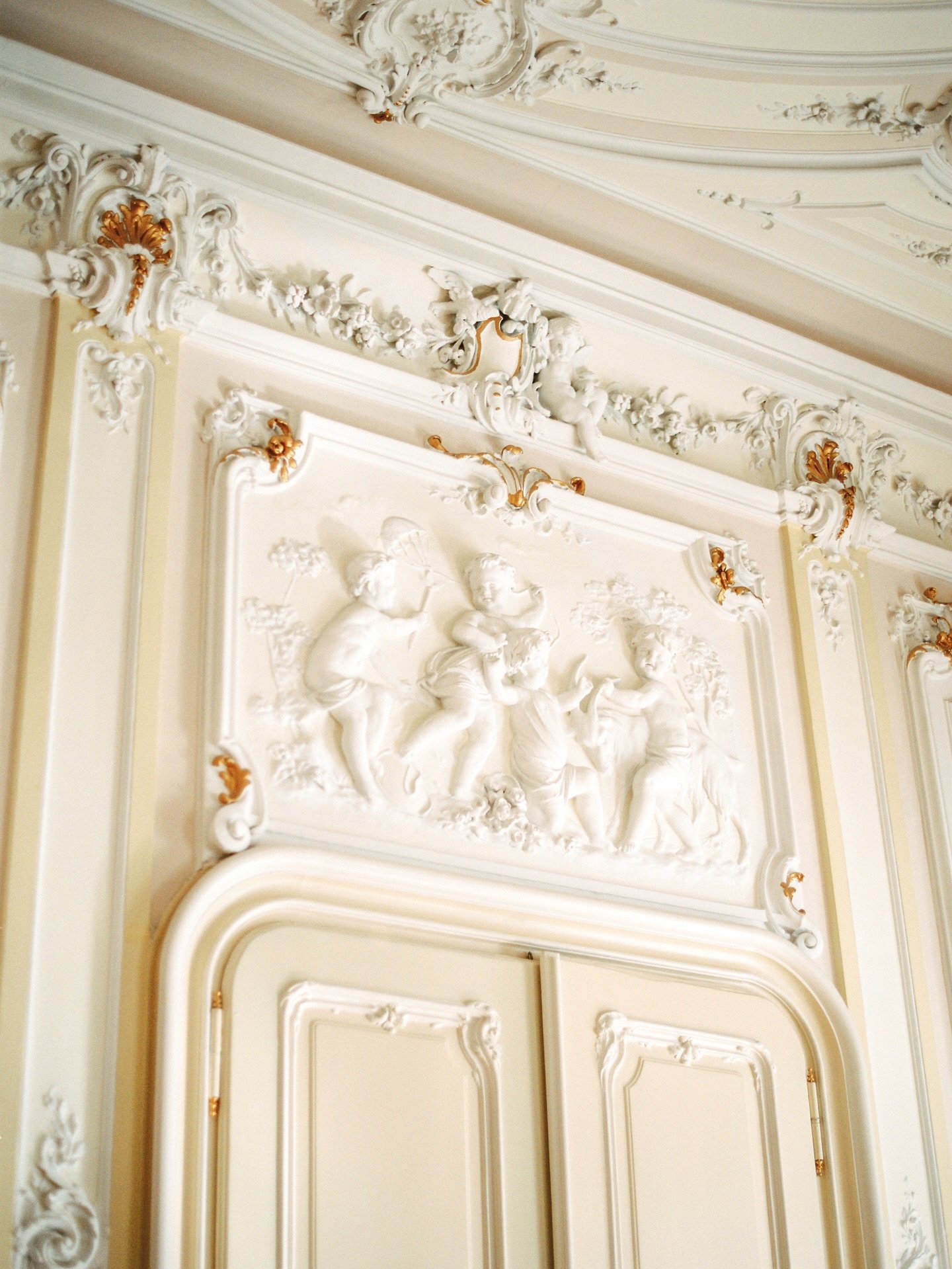 Historic details at @imperialvienna during the bridal getting ready ✨👑 Just special! 

Photo captured by @ashleyludaescherphoto 

#destinationweddingplanner #gettingmarried #destinationweddingaustria
#bestweddingplanner #fineartwedding