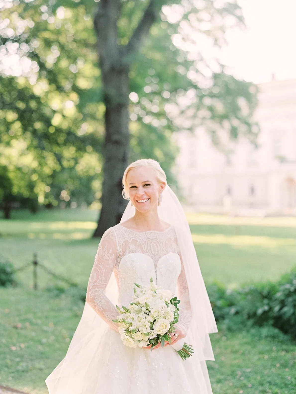 Beautiful bride with her bouquet captured by @stefaniekapraphoto ✨💐

#destinationweddingplanner #gettingmarried #destinationweddingaustria
#bestweddingplanner #fineartwedding