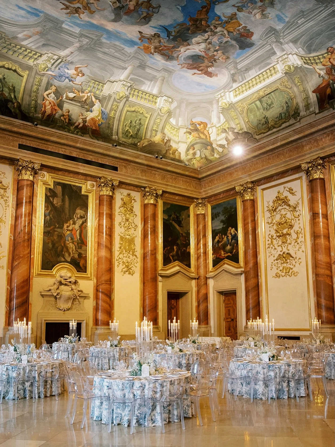Dinner is ready for the Destination Wedding guests at @palaisliechtenstein 👑

Photo: @sotiris_tsakanikas 
Florals and D&eacute;cor: @hanaholdener 

#destinationweddingplanner #gettingmarried #destinationweddingaustria
#bestweddingplanner #viennawe