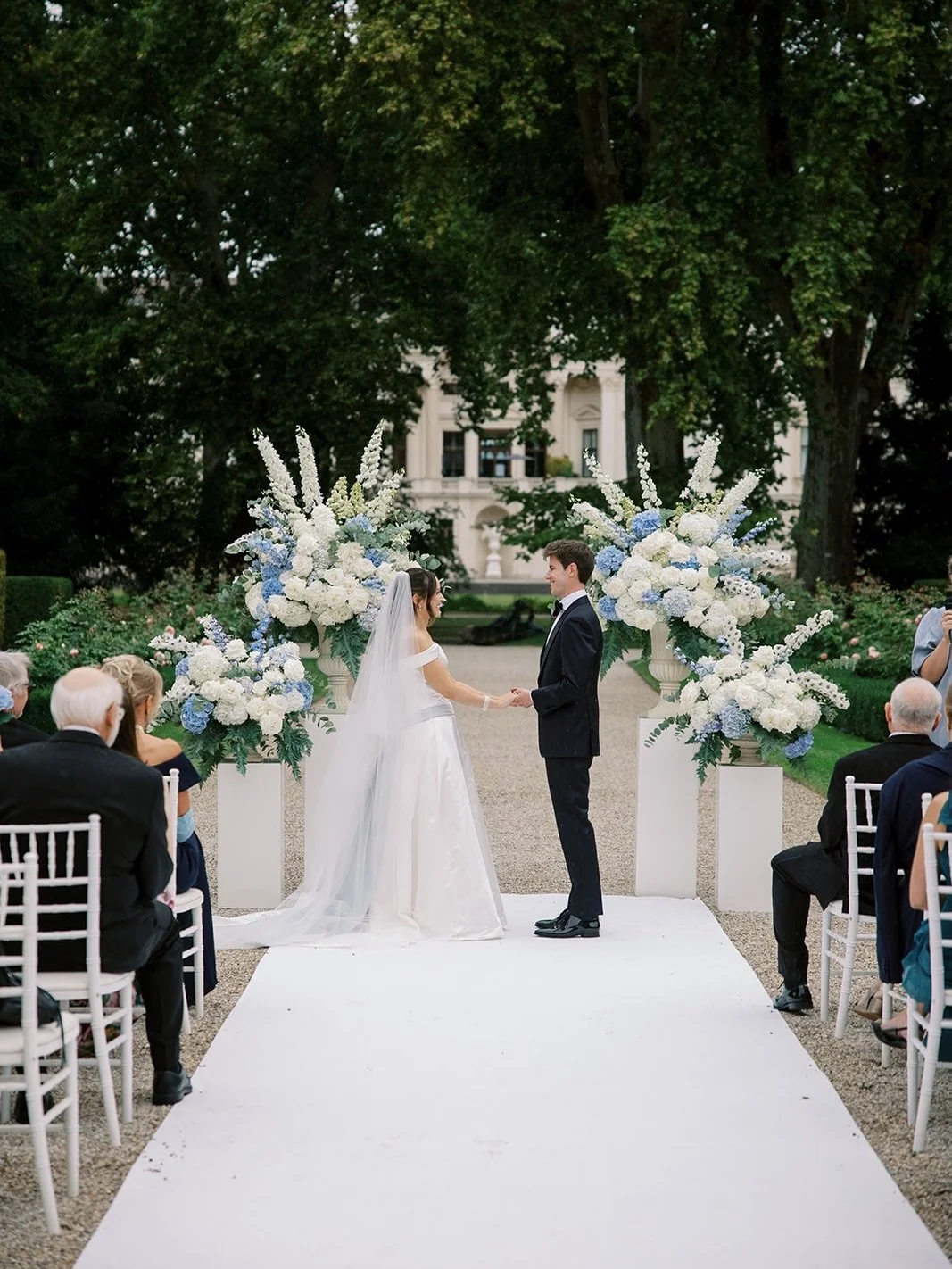 Outdoor ceremony at @palaisliechtenstein 🤍
Photo: @sotiris_tsakanikas 
Florals and D&eacute;cor: @hanaholdener 

#destinationweddingplanner #gettingmarried #destinationweddingaustria
#bestweddingplanner #fineartwedding