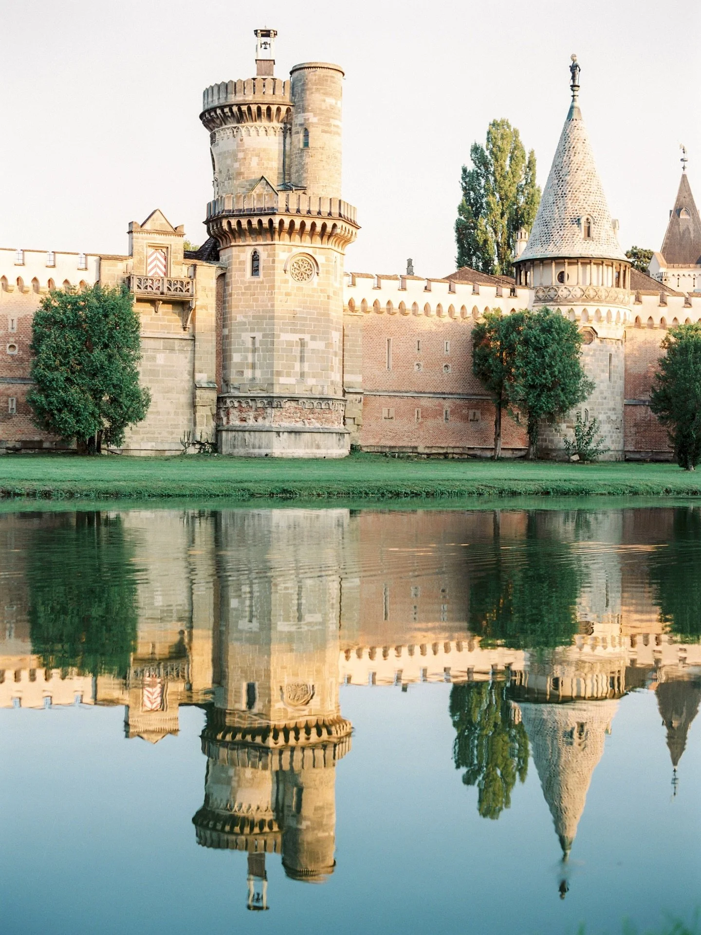 Austria is full of palaces and castles that are 
beyond beautiful and perfect for your Destination Wedding💍

This is a shot during the Destination Wedding of a couple from China🤍

Photo: @ashleyludaescherphoto 

#destinationweddingplanner #getti