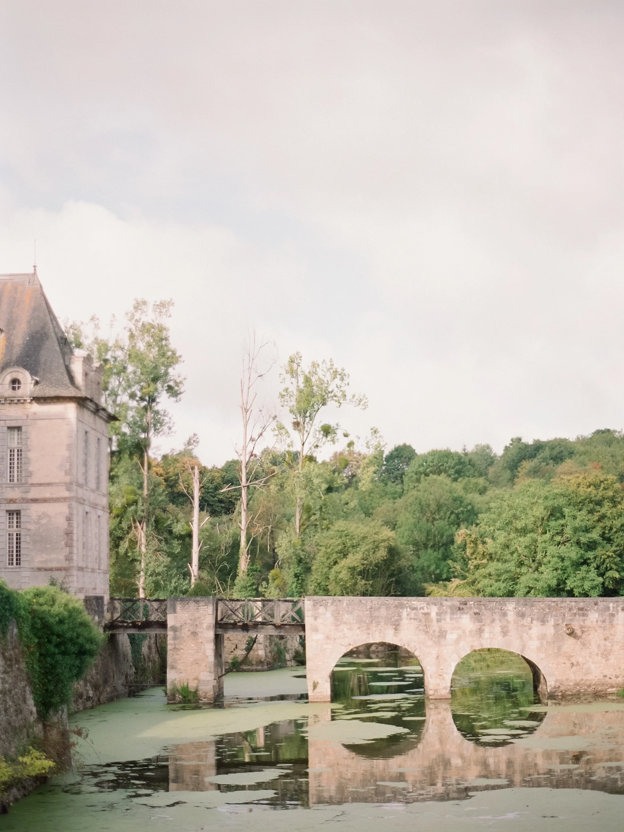 Beautiful Chateau in the South of France. This is a shot by @peterandveronika during one of our US Destination Weddings in the South of France 🇫🇷🤍

Photo: @peterandveronika 

#destinationweddingplanner #gettingmarried #destinationweddingfrance
#