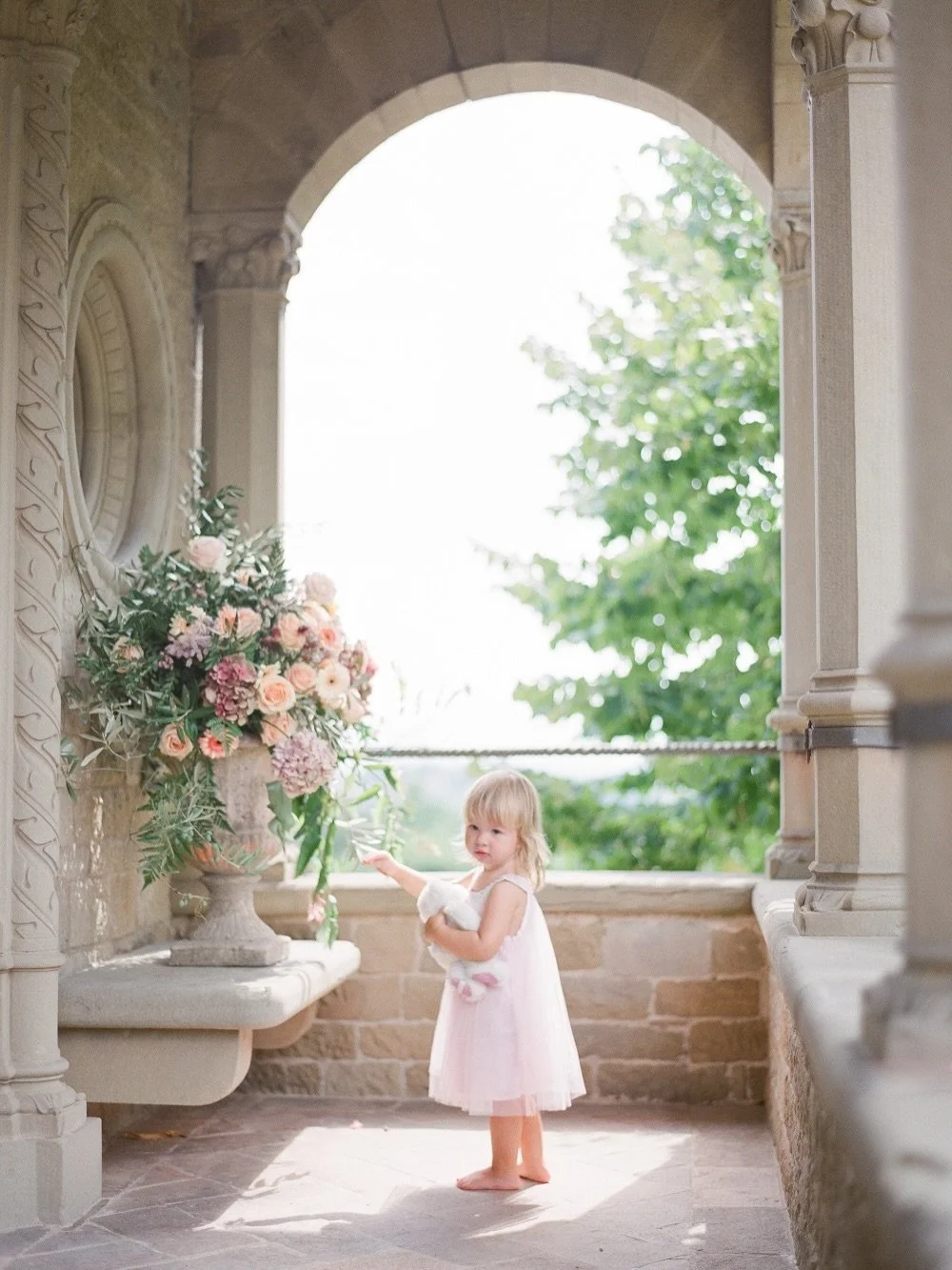 Wedding kids are an important part of the celebration. This here is Rachel and she was the highlight of the ceremony during our Destination Wedding in Tuscany 🥹🤍

Beautifully captured by @sandraaberg 
Venue: @villalefontanelle 
Florals: @averybe