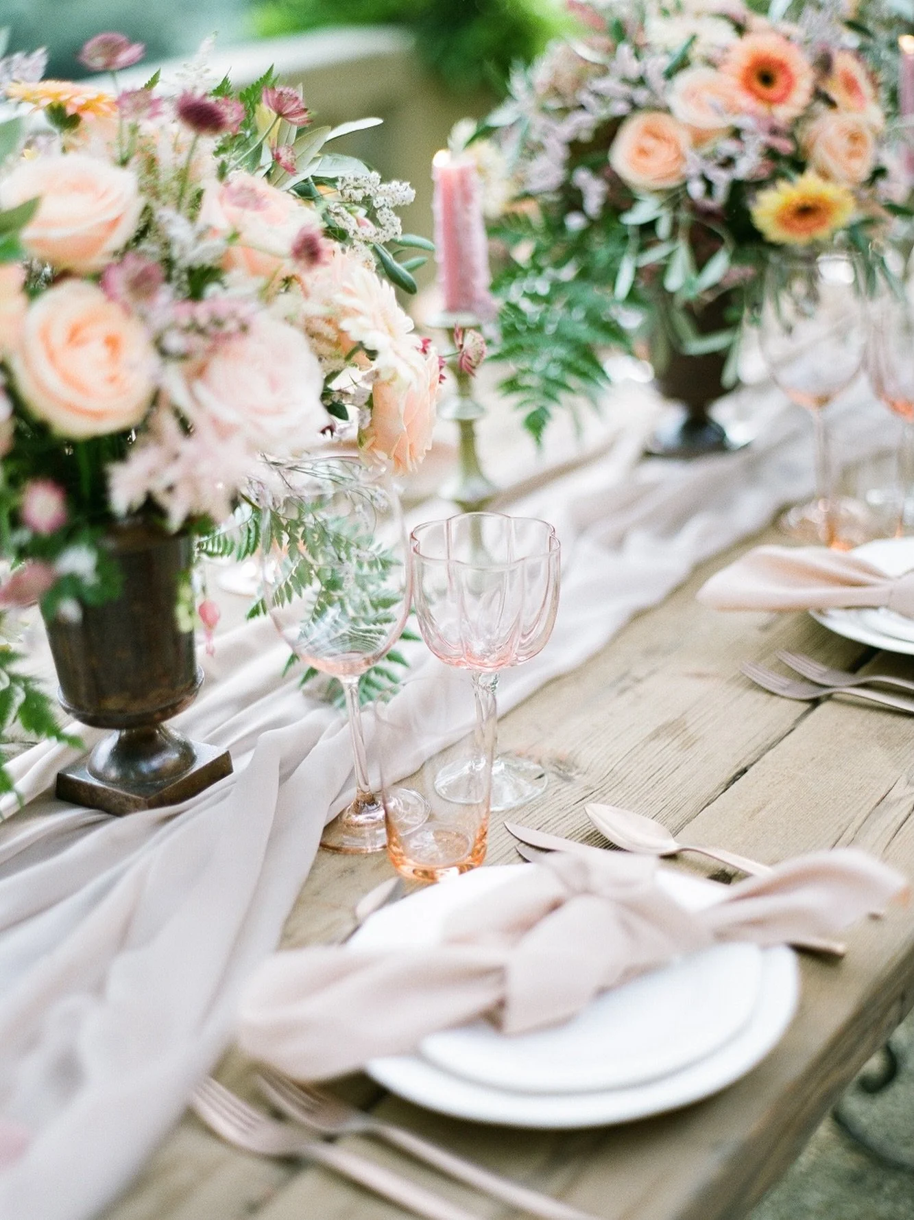 Alfresco dinner in blush pinks at @villalefontanelle 💓

Photo by @sandraaberg 
Florals: @averybelovedbloom 
As seen on ELLE

#destinationweddingplanner #gettingmarried #destinationweddingtuscany
#bestweddingplanner #tuscanywedding