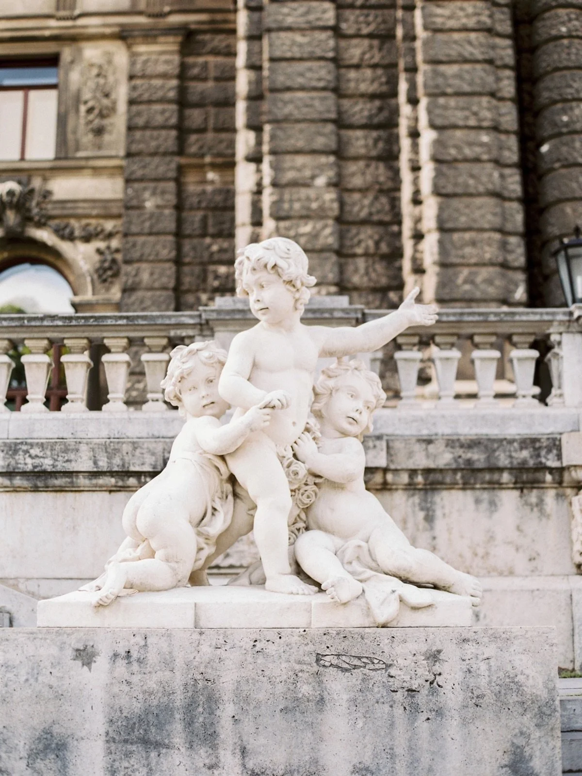 The corners of Vienna are filled with historic moments, accents, and art. Your Destination Wedding guests will experience a Wow-Moment on every step of the way 🤍

Photo: @stefaniekapraphoto 

#destinationweddingplanner #gettingmarried #destination
