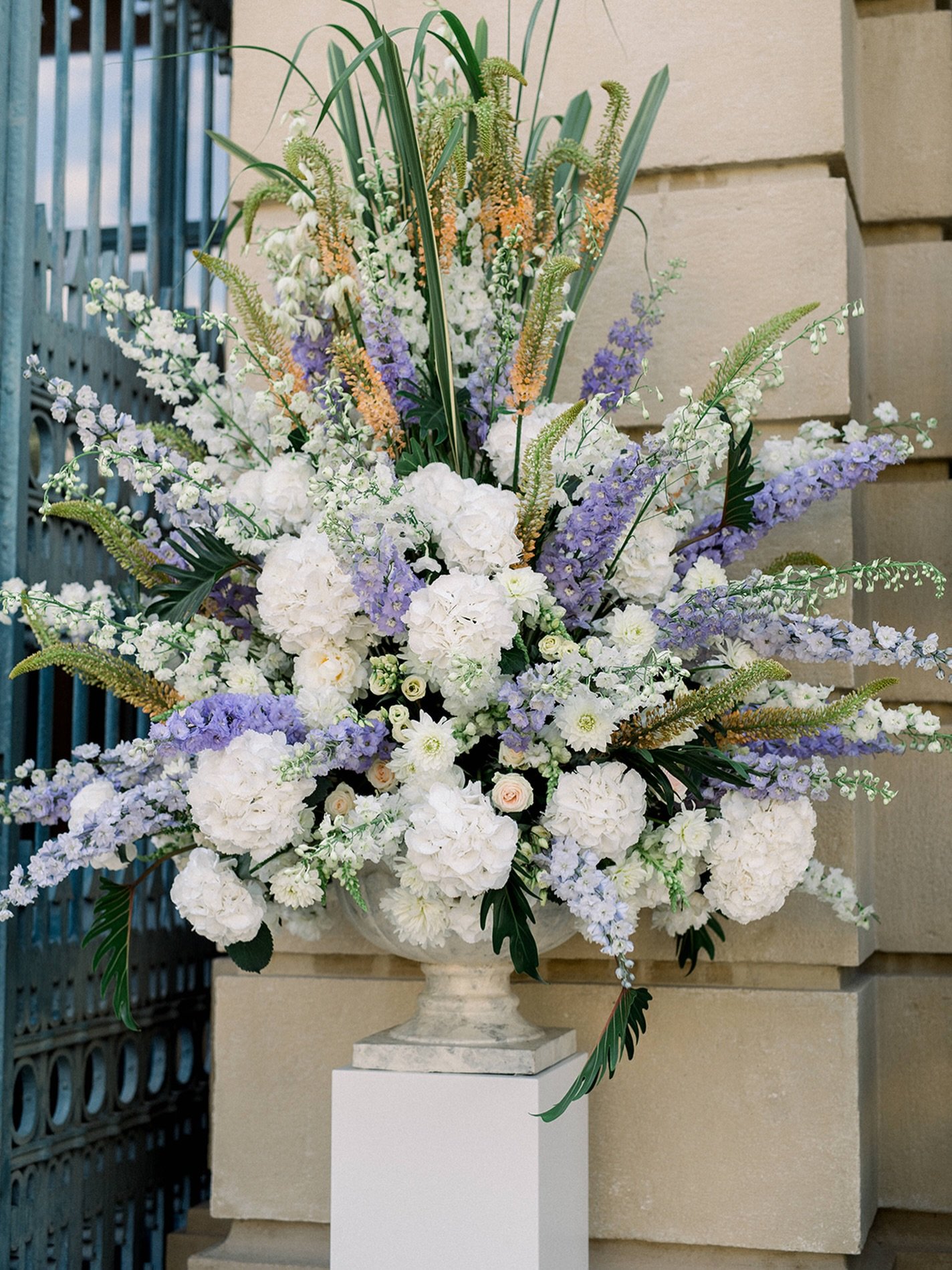 Stunning flower arrangement by @zweigstellefloralekonzepte for our persian wedding at @palaisliechtenstein 💜
As seen on VOGUE

Photo: @sotiris_tsakanikas 

#destinationweddingplanner #gettingmarried #destinationweddingaustria
#bestweddingplanner #