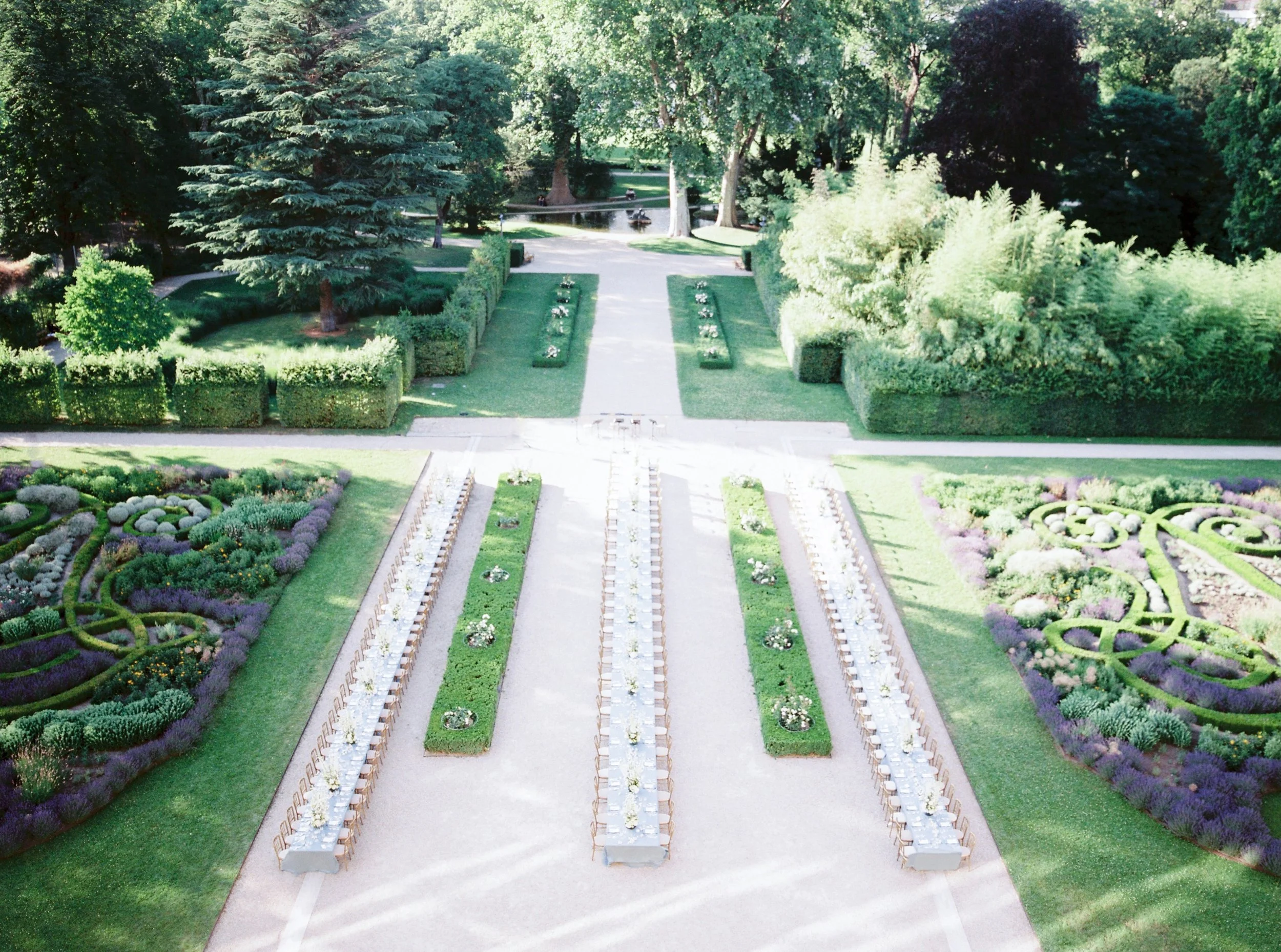 Alfresco dinner set up at @palaisliechtenstein 🪄
Photo: @atwistoflemonwedding 

#destinationweddingplanner #gettingmarried #destinationweddingaustria
#bestweddingplanner #weddingaustria