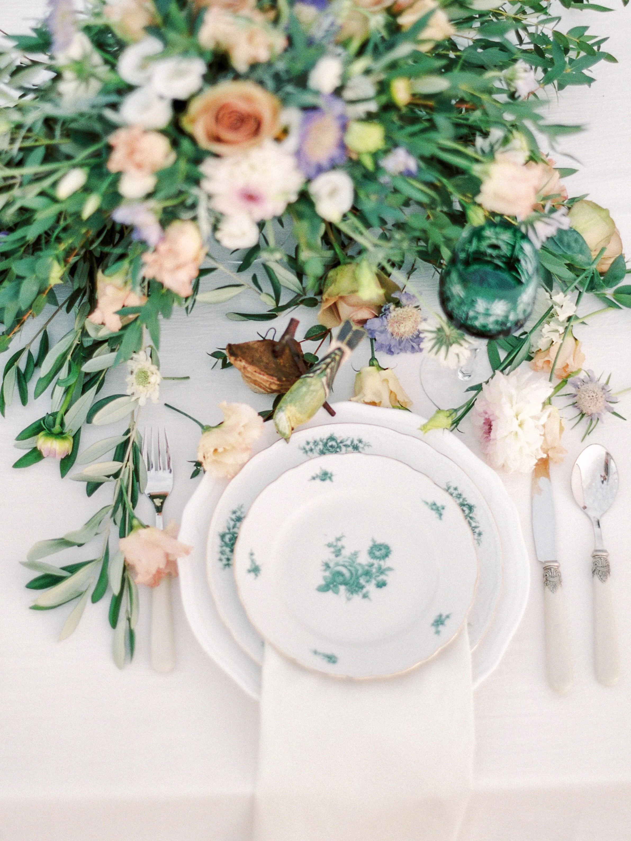Romantic wedding tablesetting 🤍💫

Photo: @dorelieshofer 

#destinationweddingplanner #gettingmarried #destinationweddingaustria
#bestweddingplanner #fineartwedding