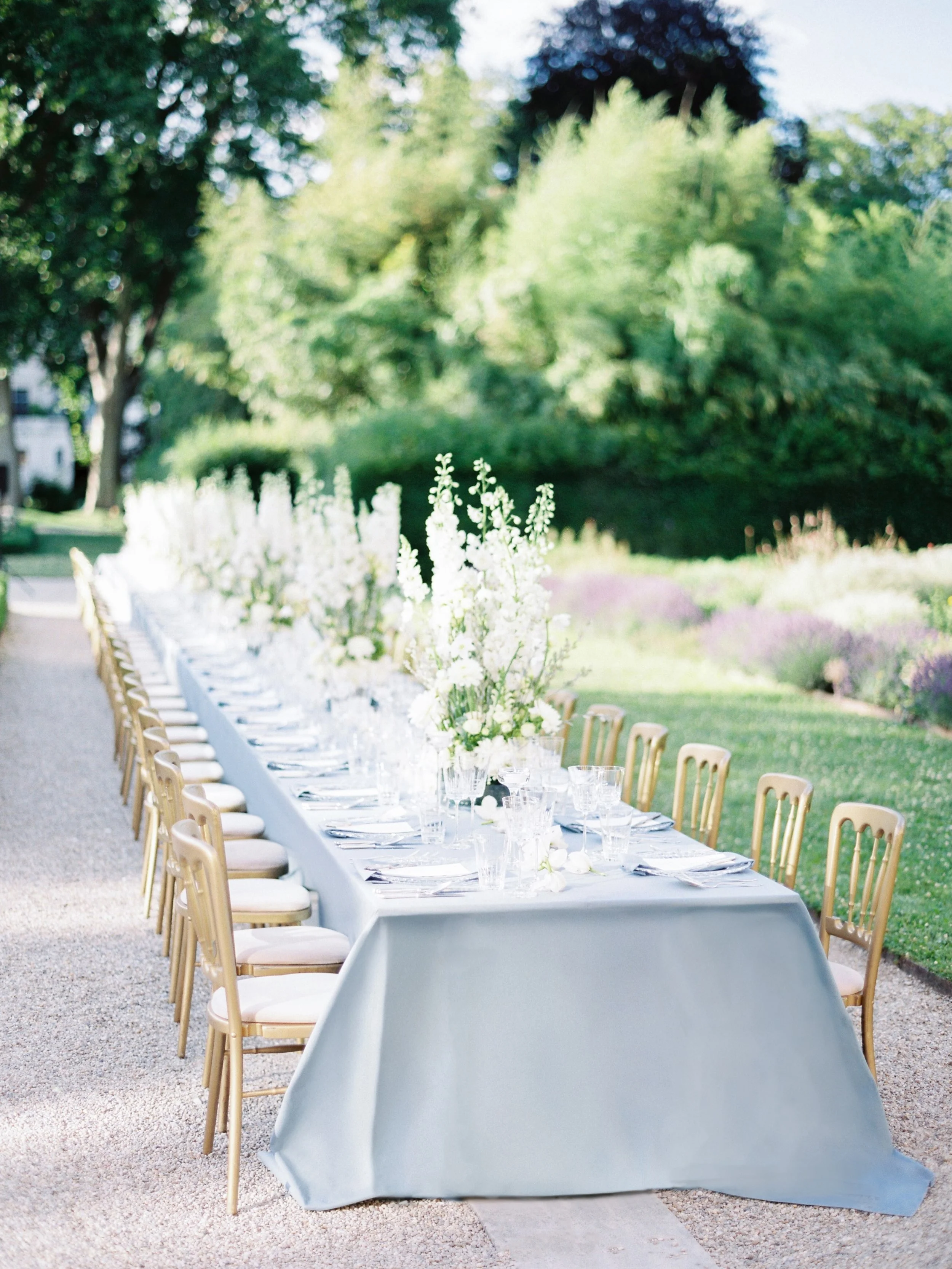 Alfresco dinner set up at @palaisliechtenstein 🤍
Photo: @atwistoflemonwedding 
Flowers: @zweigstellefloralekonzepte 

#destinationweddingplanner #gettingmarried #destinationweddingaustria
#bestweddingplanner #fineartwedding