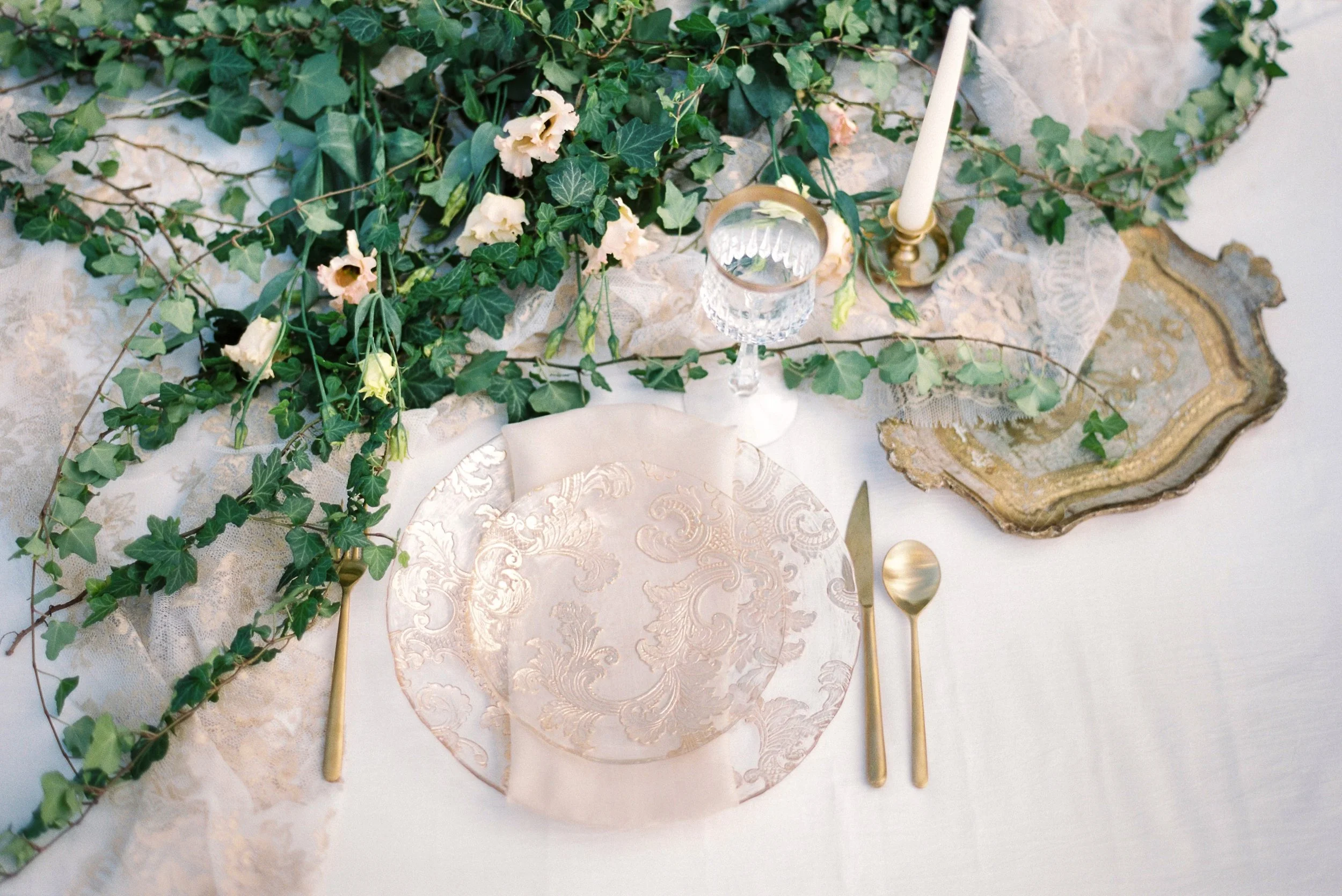 Timeless wedding Tablesetting for elegant brides 👑
Photo: @dorelieshofer 

#destinationweddingplanner #gettingmarried #destinationweddingaustria
#bestweddingplanner #fineartwedding