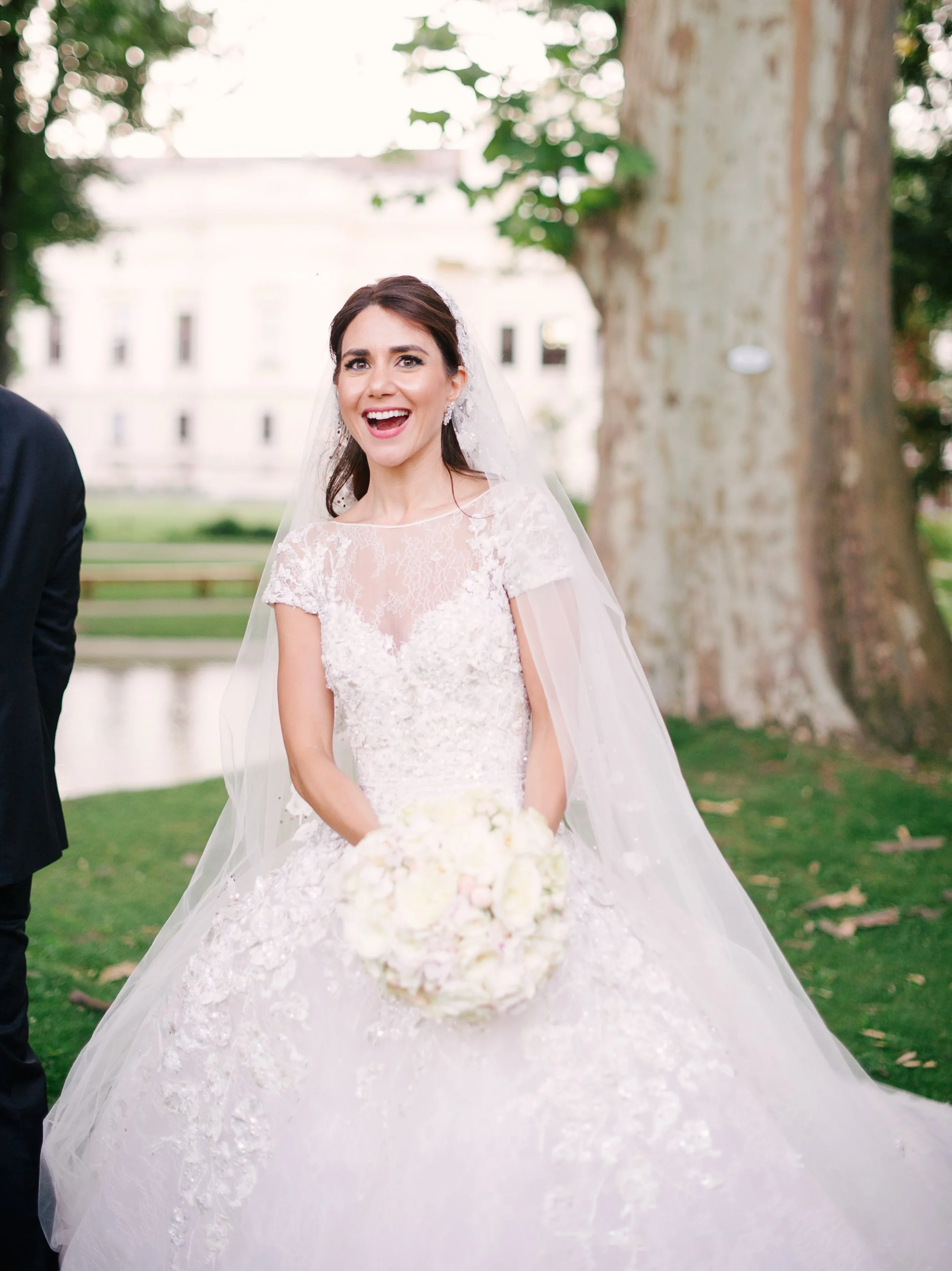 This smile...🤍🤍🤍
Captured by @stefaniekapraphoto 

#destinationweddingplanner #gettingmarried #destinationweddingaustria
#bestweddingplanner #fineartwedding