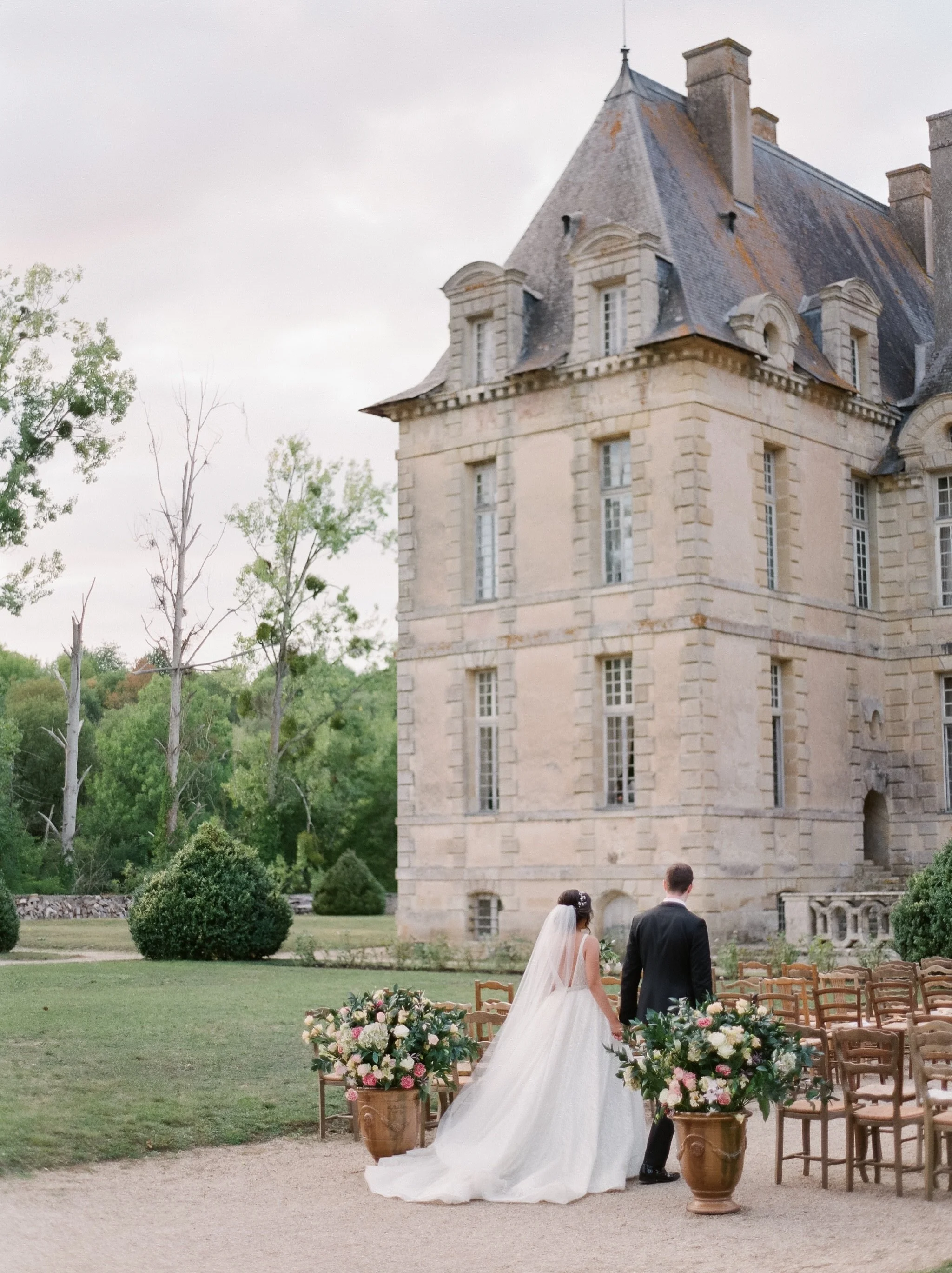 Our beautiful couple on their Destination Wedding in 
France 👑 beautifully captured by @peterandveronika 

As seen on @stylemepretty 

#destinationweddingplanner #gettingmarried #destinationweddingfrance 
#bestweddingplanner #fineartwedding