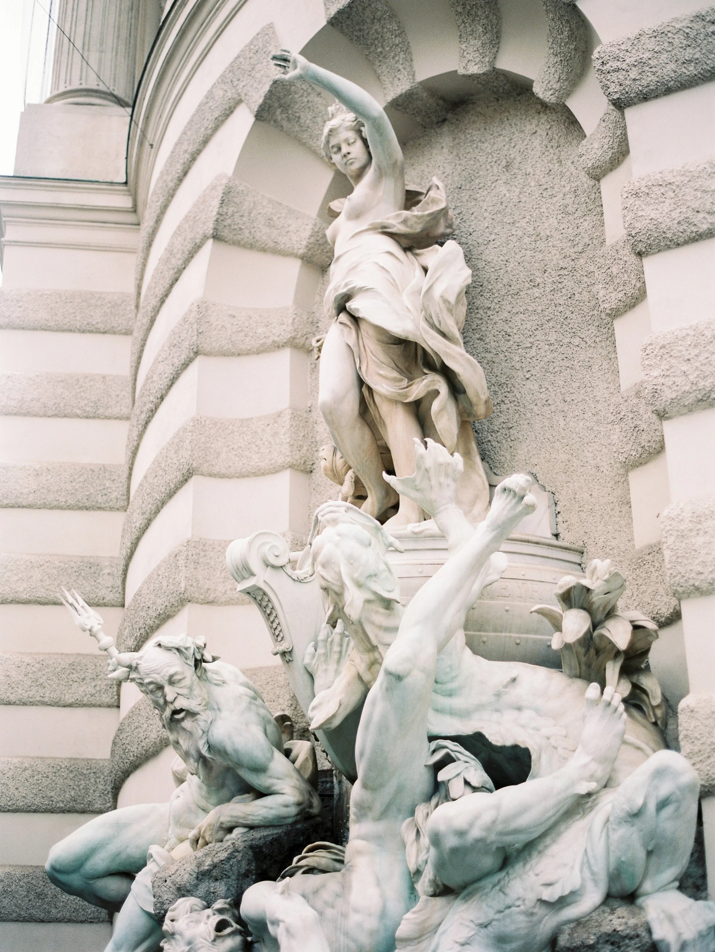 The corners of Vienna are filled with historic moments and accents. Your Destination Wedding guests will experience a Wow-Moment on every step of the way 📸

Photo: @stefaniekapraphoto 

#destinationweddingplanner #gettingmarried #destinationwedding