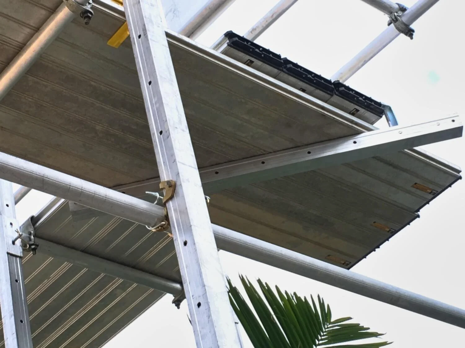 Attached Scaffolding - Split Platform — INTAKS