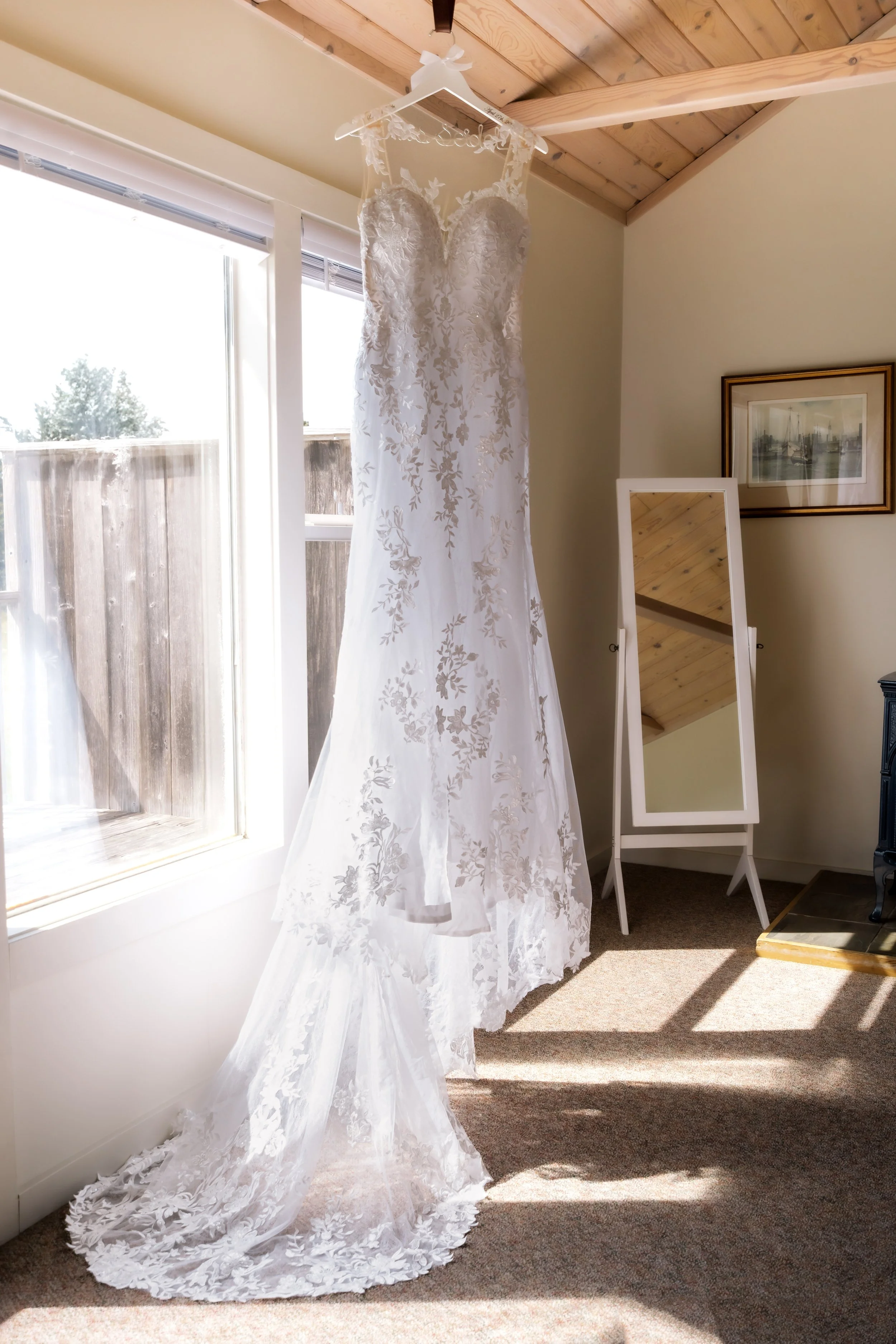 Emily+Scott+GettingReady_LRIWedding-14.jpg