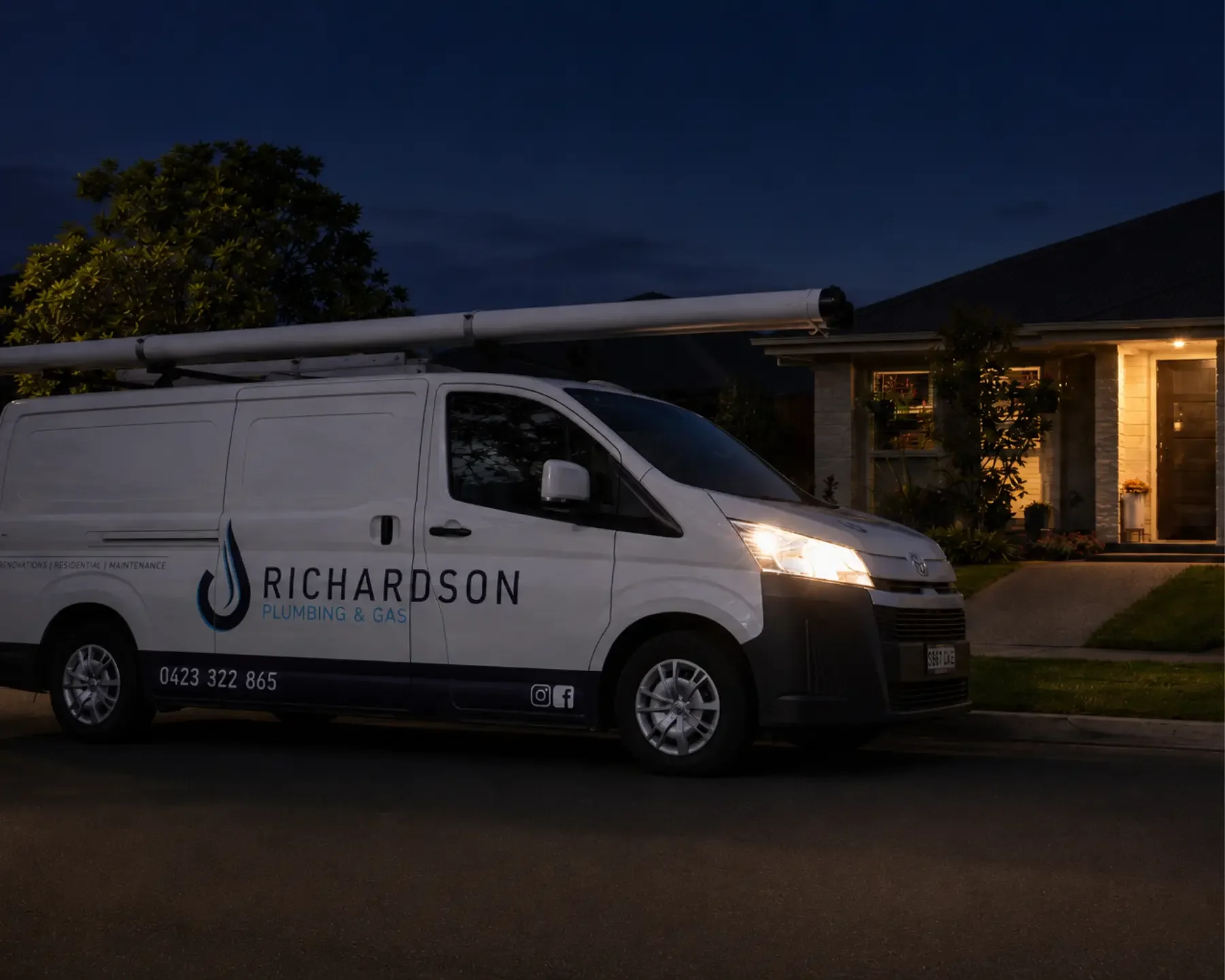 richardson plumbing and gas van arrives at a house in Adelaide for an emergency plumbing job