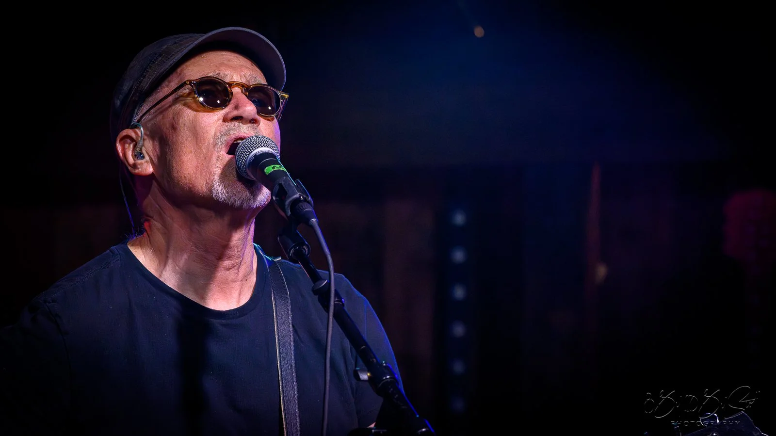 Marshall Crenshaw Brings Timeless Power Pop and Back-Porch Charm to Love &amp; War in Texas