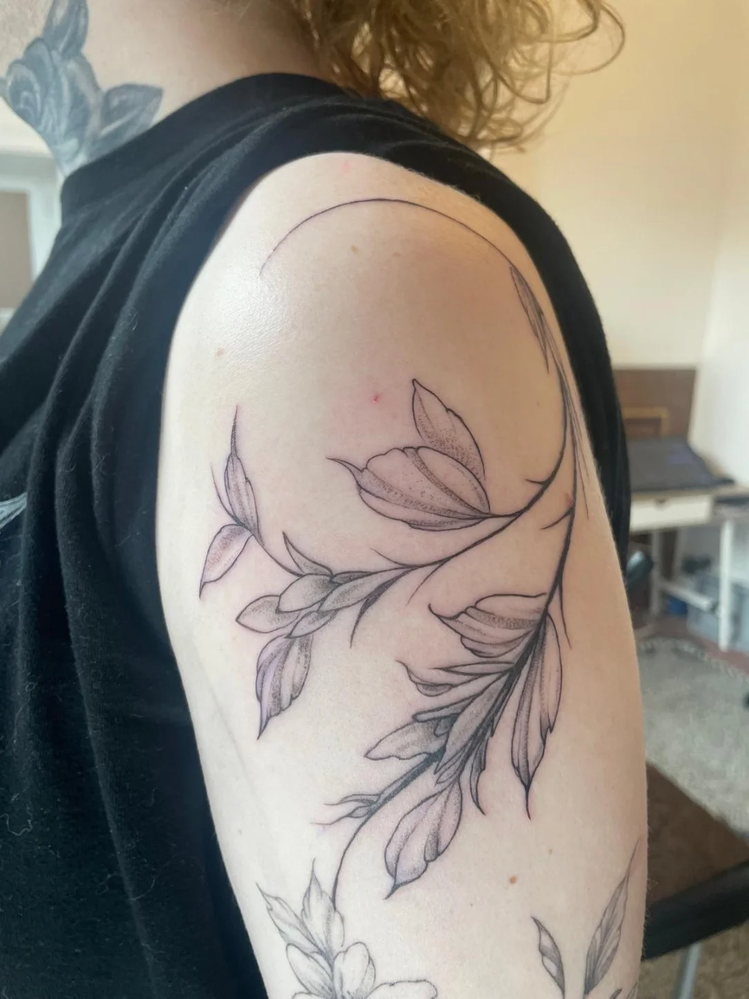tattoo ronse dit is een bloemen tattoo gezet door tattoo artist tom heye in ronse bij tom heye illustratie en tattoo en met instagram pagina studio tom heye stuk van een sleve aanvulling