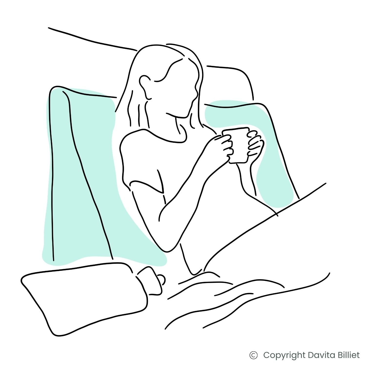 Frau erholt sich nach einer Laparoskopie im Bett mit einer Tasse Tee, einem Stützkissen und einer Wärmflasche als Unterstützung während der Genesung.
