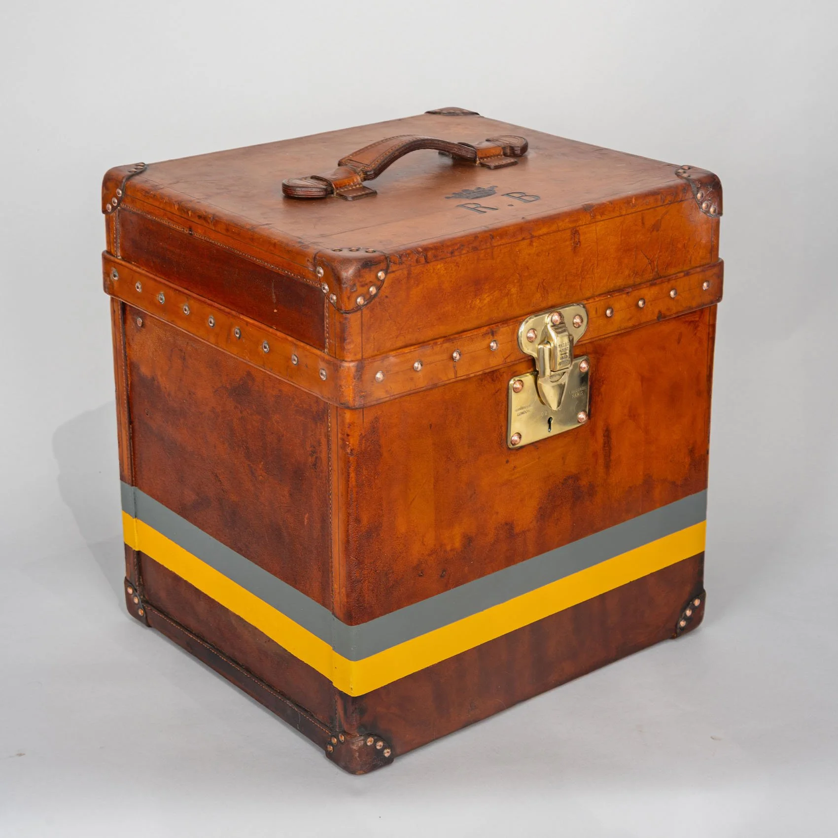 Louis Vuitton cuir naturel hat trunk front and side view with painted stripes early 20th century