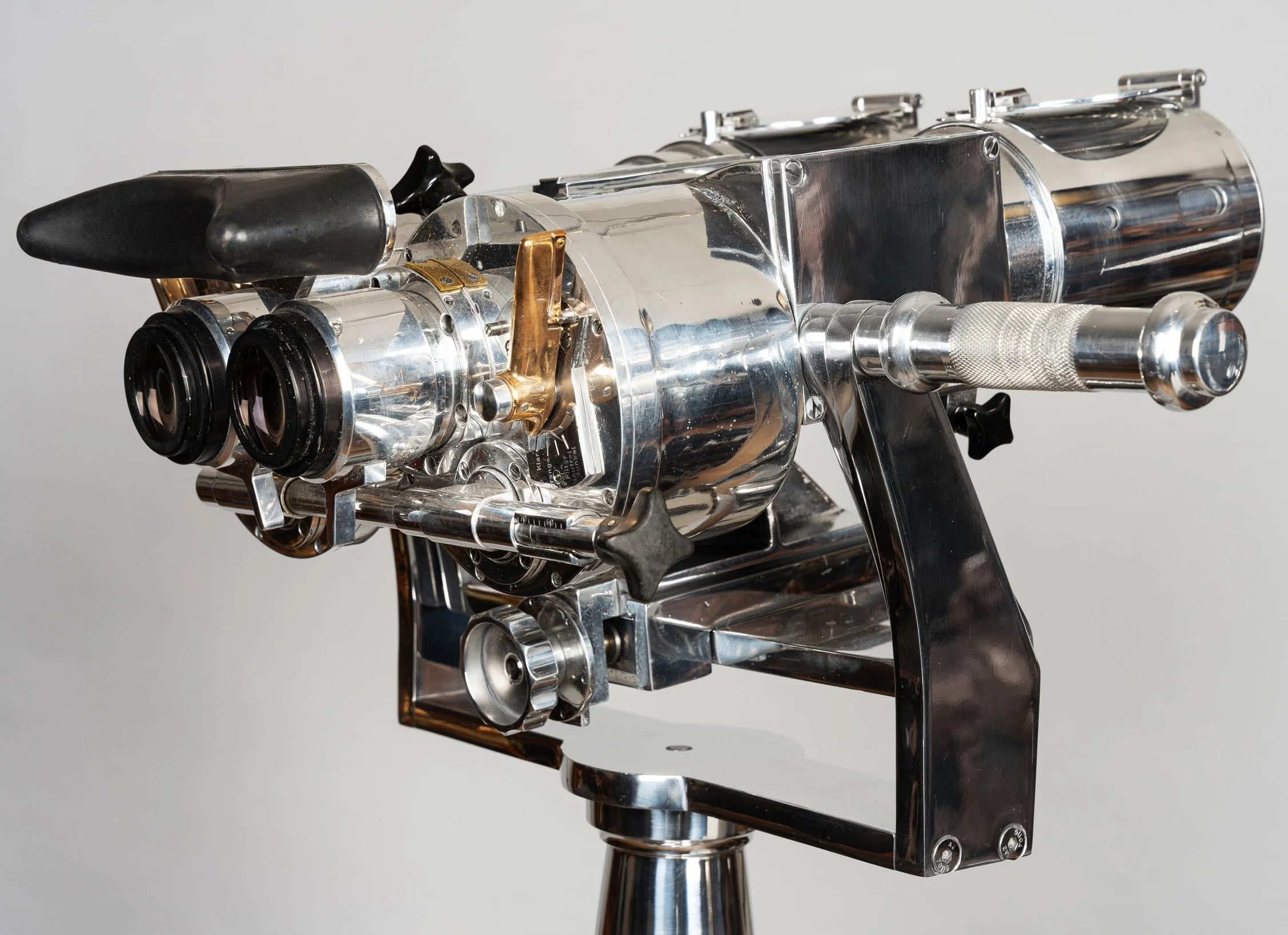 Carl Zeiss DF 8×60 naval fire control binoculars on tripod, side profile