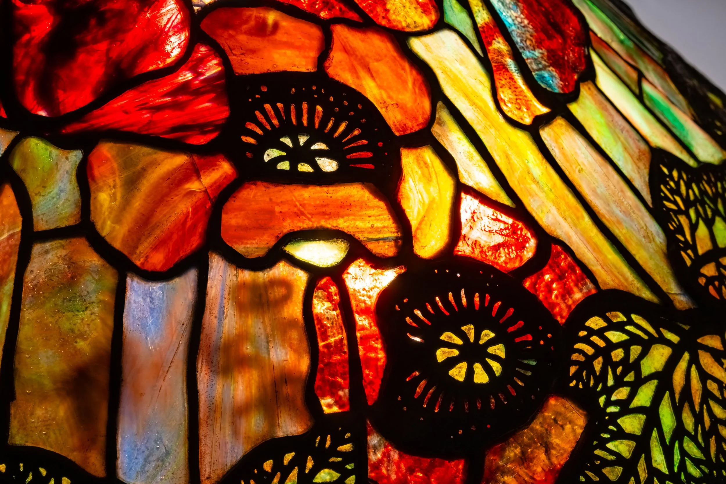 Tiffany Studios Poppy lamp seedhead and foliage detail, leaded glass border — Daniels Antiques