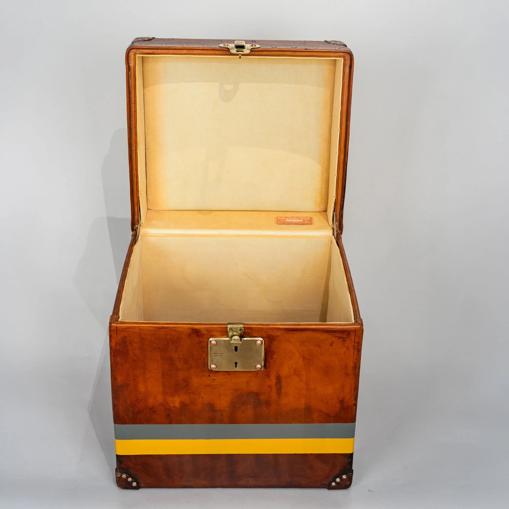 aniels-antiques-louis-vuitton-leather-trunk-interior-cream-lining-label.jpg