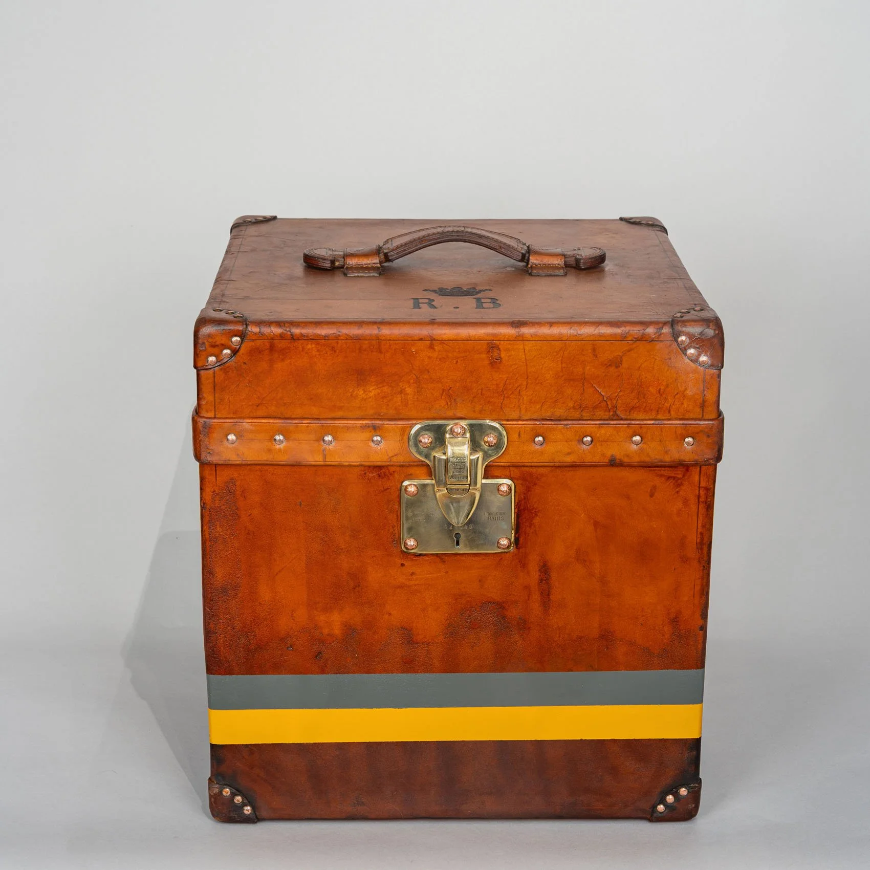 Louis Vuitton cuir naturel malle à chapeau hat trunk front view early 20th century