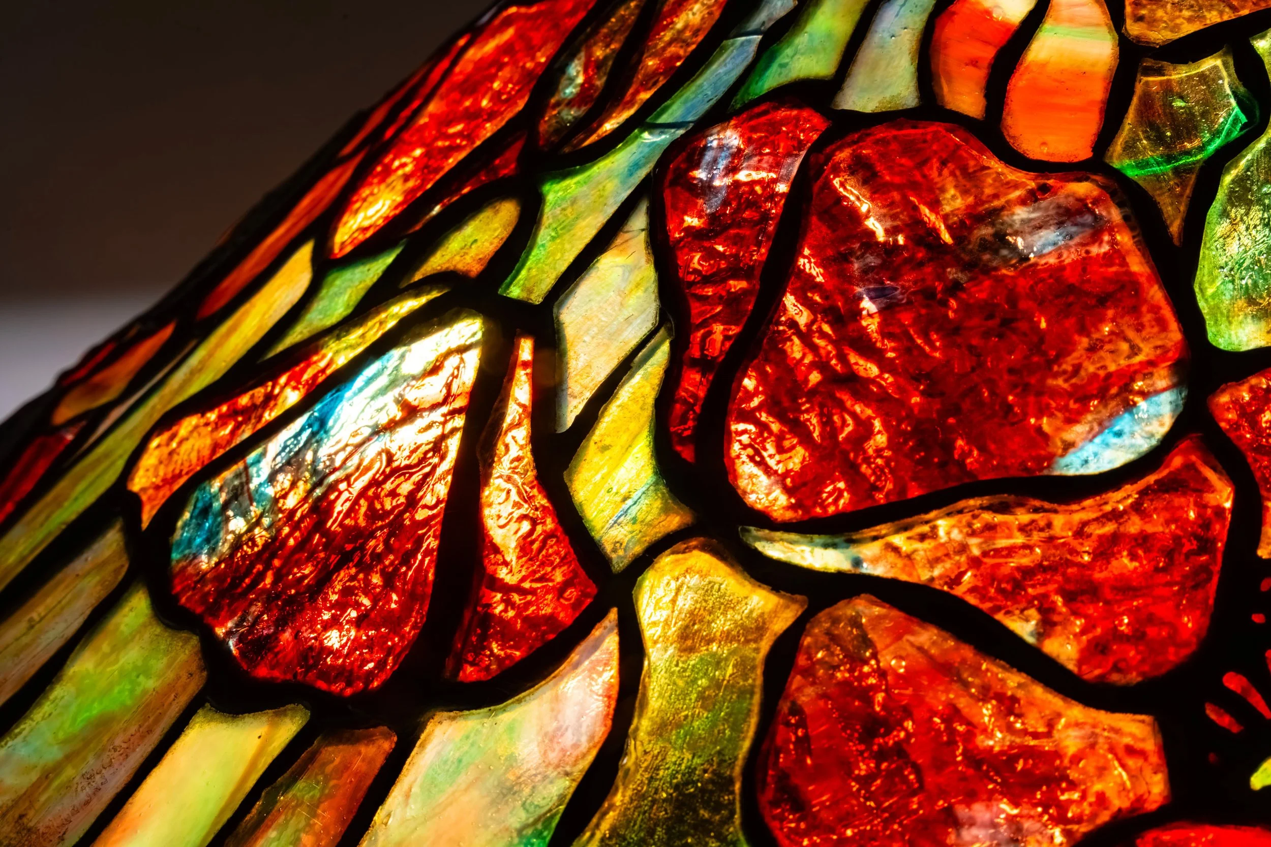 Tiffany Studios Poppy lamp granite-backed glass petal detail, crimson and iridescent — Daniels Antiques