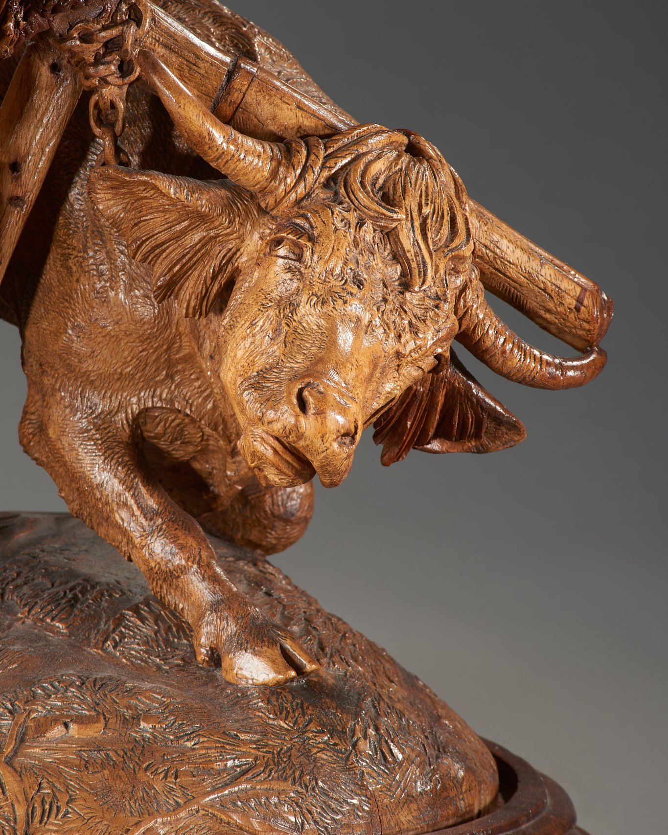 Head detail of yoked oxen, Swiss Black Forest carved walnut group, attributed J. Huggler, Brienz, circa 1870