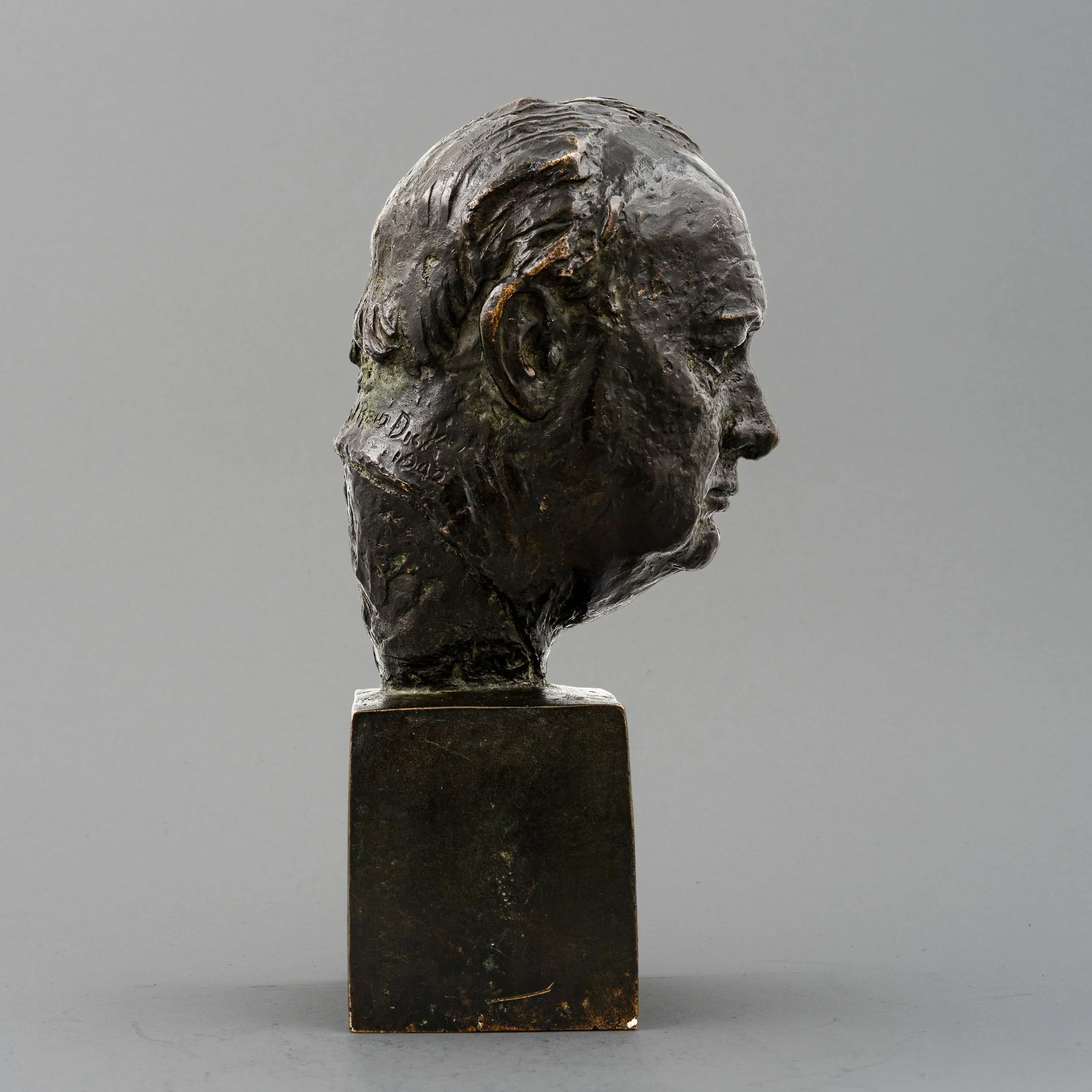 Reid Dick bronze of Winston Churchill, right profile on square plinth — Daniels Antiques.