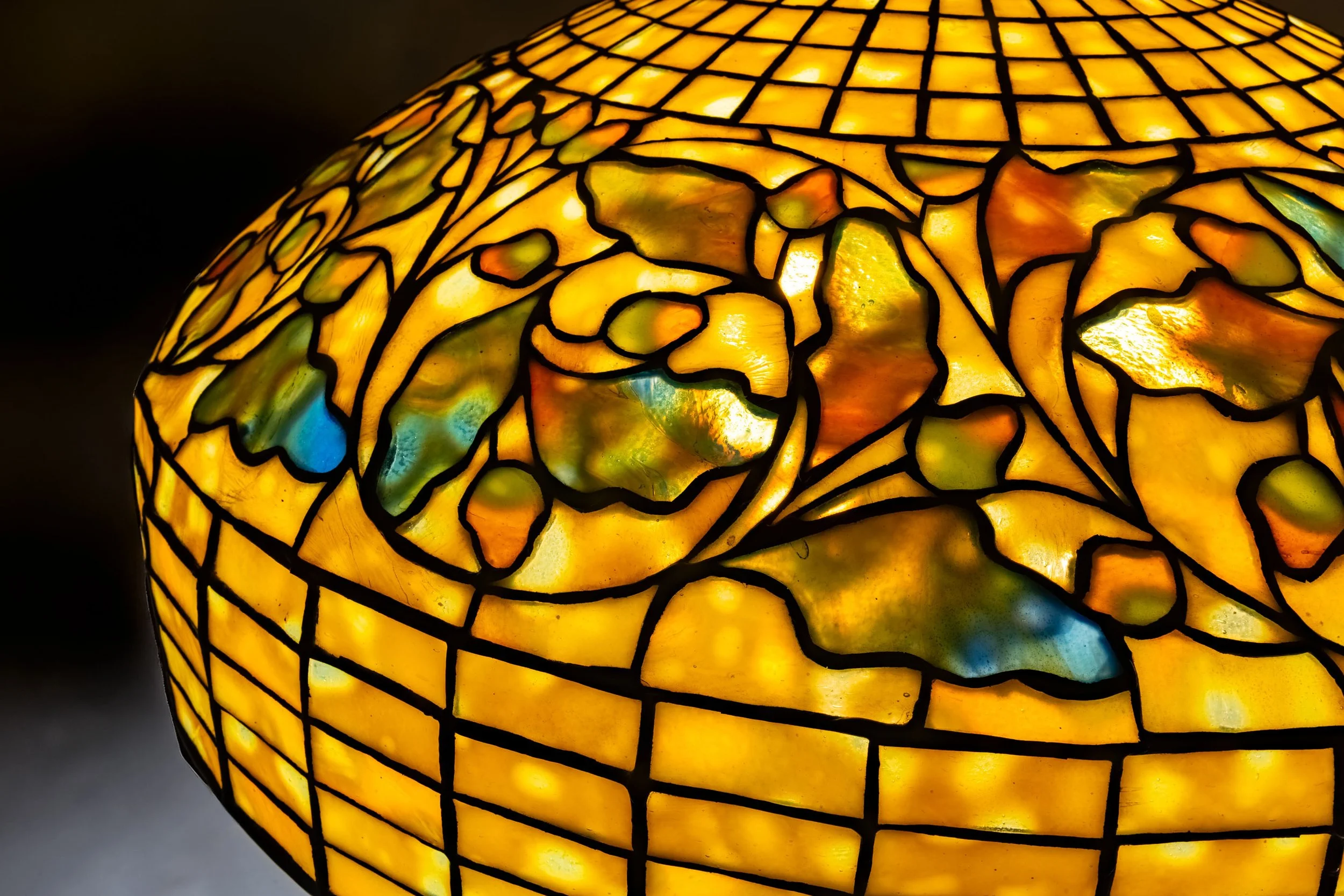 Tiffany Studios Swirling Oak Leaf lamp leaded glass closeup, iridescent amber oak leaf border — Daniels Antiques