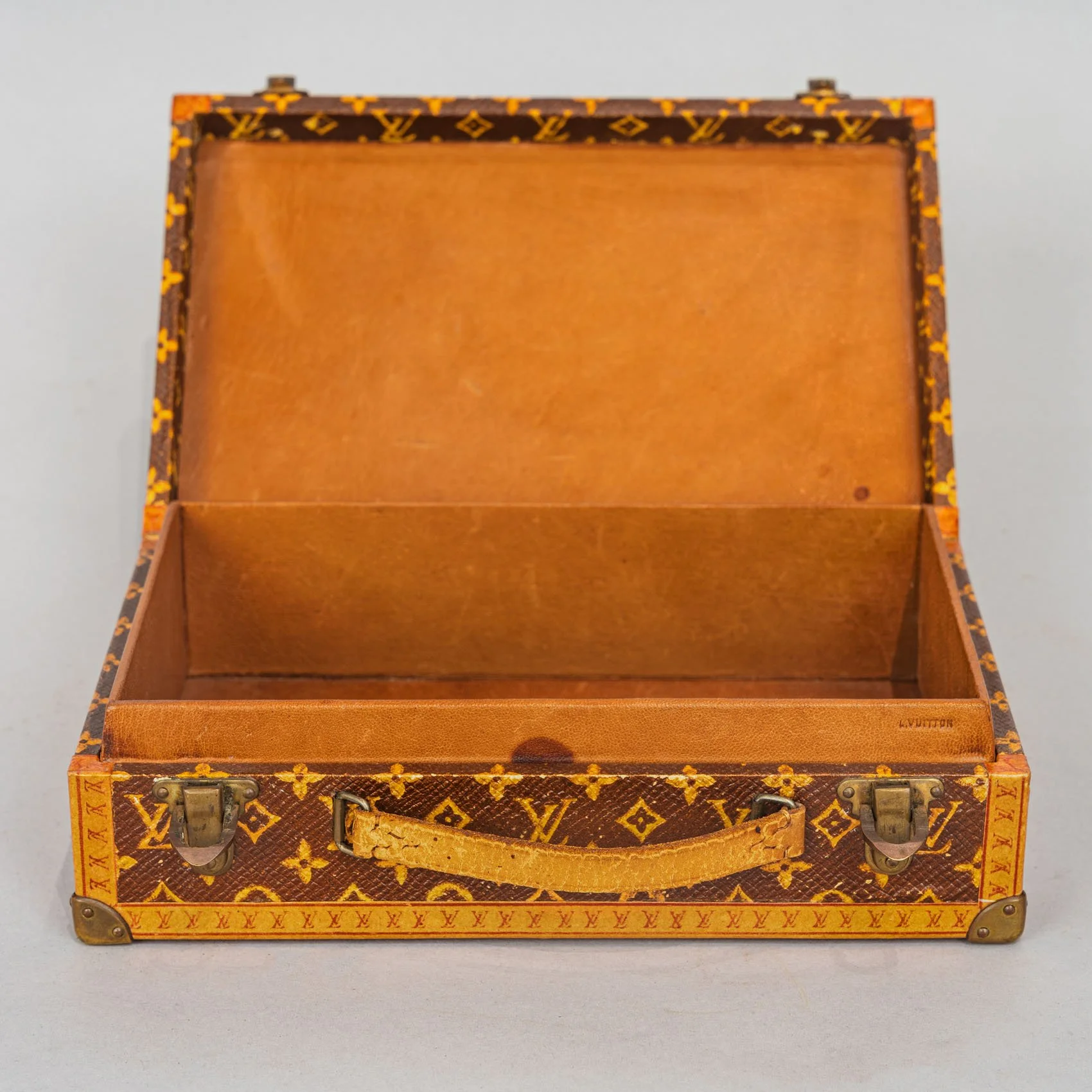 Louis Vuitton monogram jewelry case interior, grained natural leather lining with central divider and L.Vuitton stamp