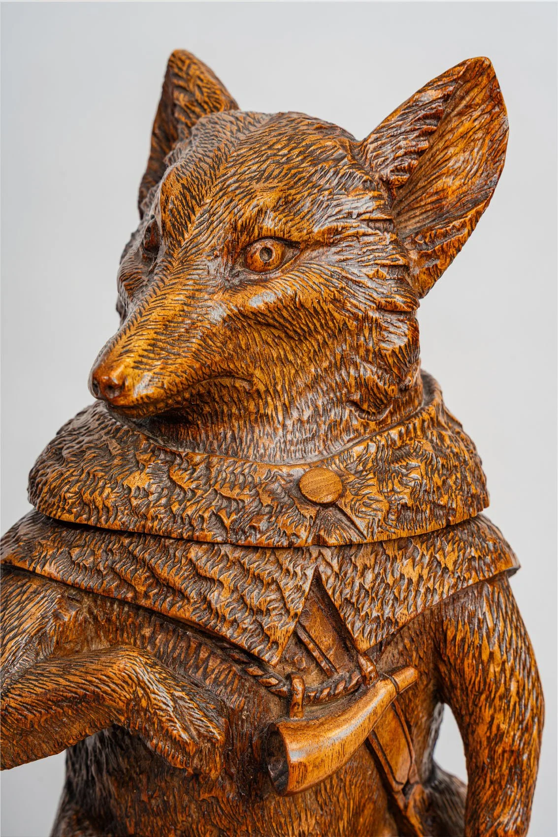 Detail of fox head lid with glass eyes and carved fur, Swiss Black Forest fox hunter tobacco jar, Brienz 1870