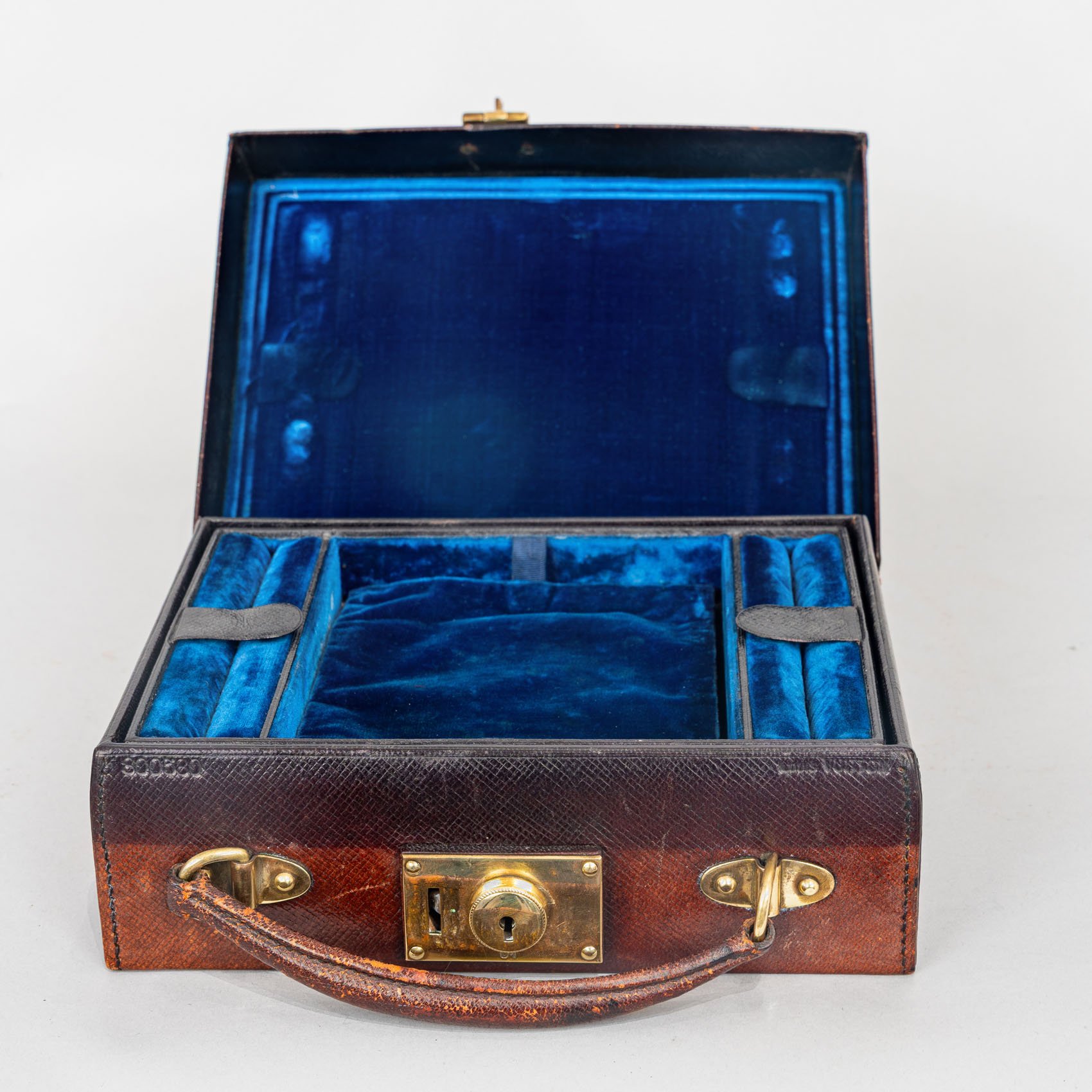 louis-vuitton-natural-leather-jewellery-case-interior-1930s.jpg