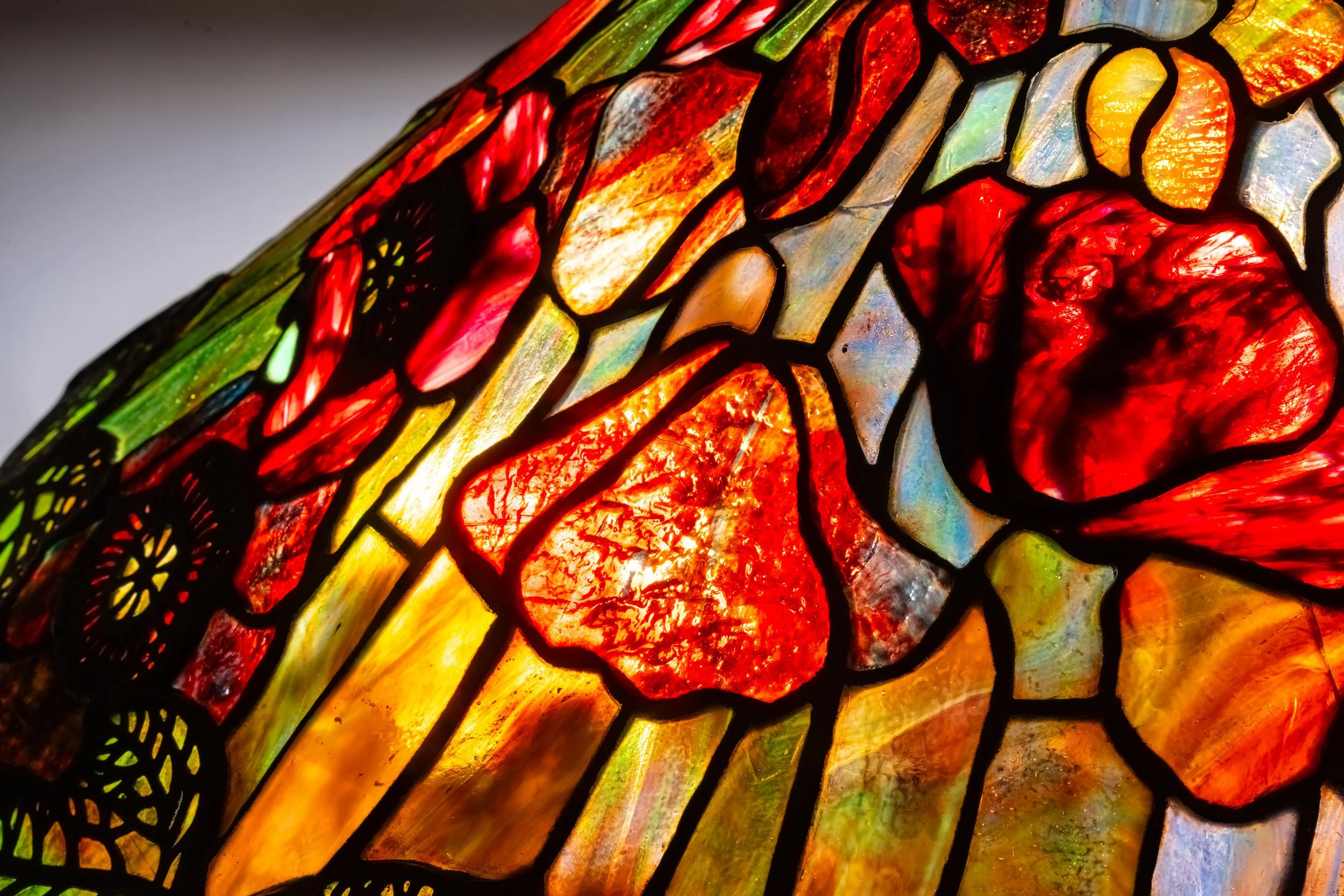 Tiffany Studios Poppy lamp leaded glass detail, scarlet and amber iridescent petals — Daniels Antiques
