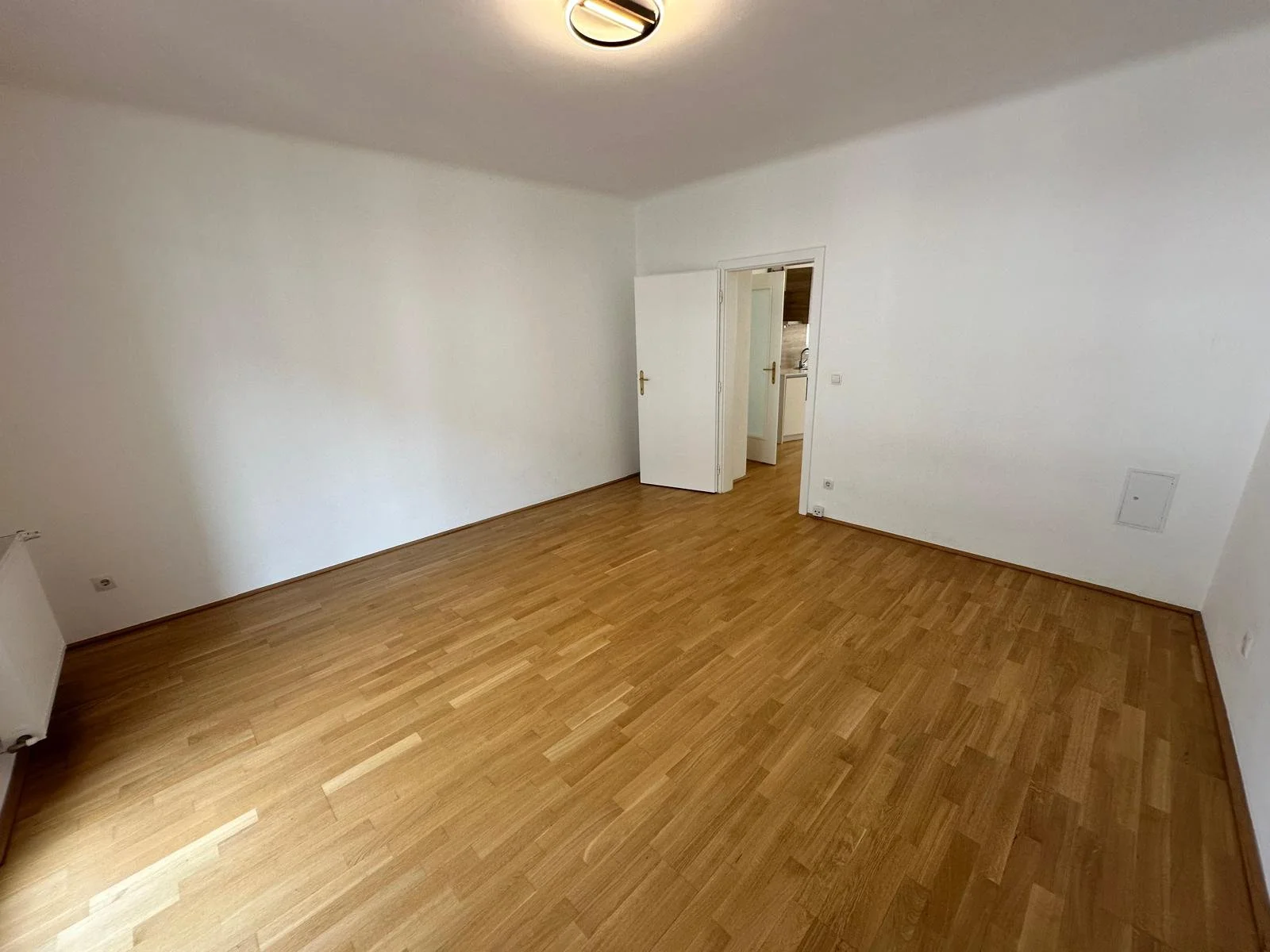 Schlafzimmer mit Zugang zum Balkon