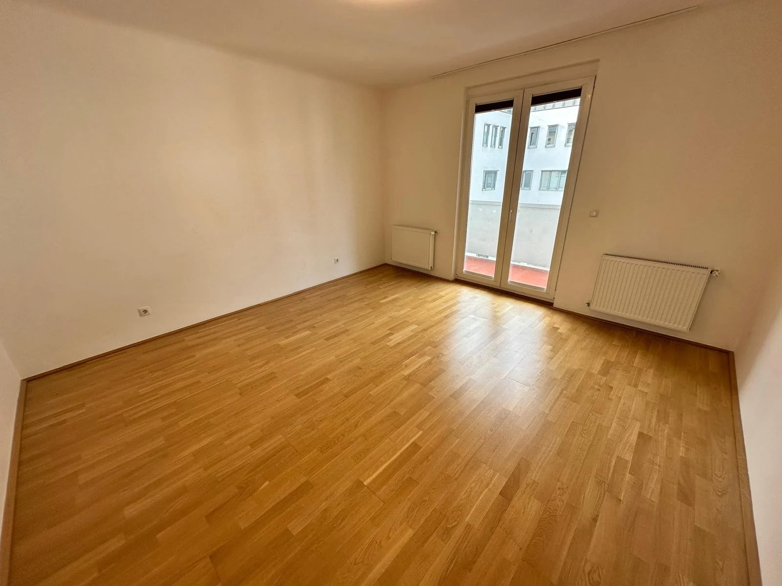 Schlafzimmer mit Zugang zum Balkon