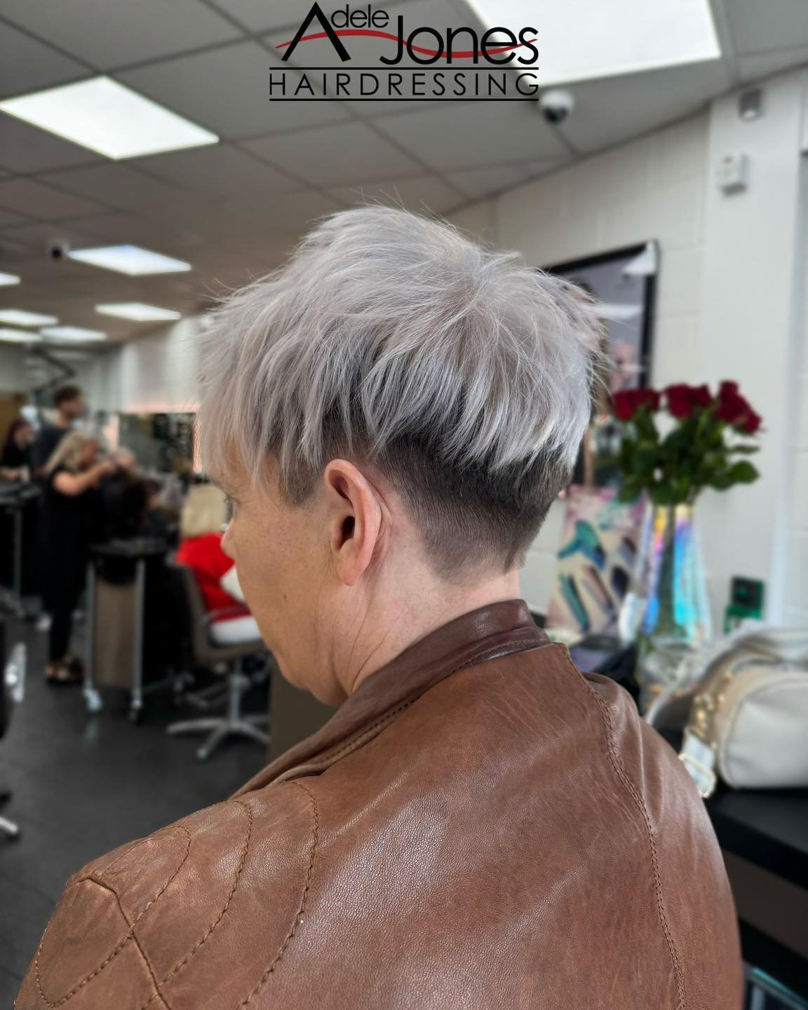 http://goo.gl/C6wQSO
Silver choppy cut created by our Principle Director George.
-
-
#hair #adelejoneshairdressing #barnsley #barnsleyhairdresser #ghd #schwarzkopf #schwarzkopfprofessional #chromaidschwarzkopf #toner #foils