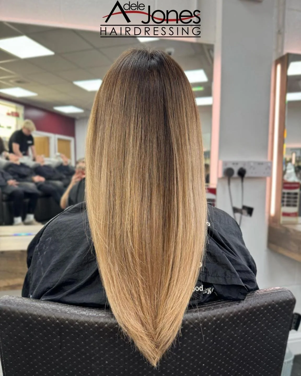 https://tinyurl.com/9tekmdu5
Blended Biscuit Blonde created by our Principle Director George.
-
-
#hair #adelejoneshairdressing #barnsley #barnsleyhairdresser #ghd #schwarzkopf #schwarzkopfprofessional #chromaidschwarzkopf #toner #foils