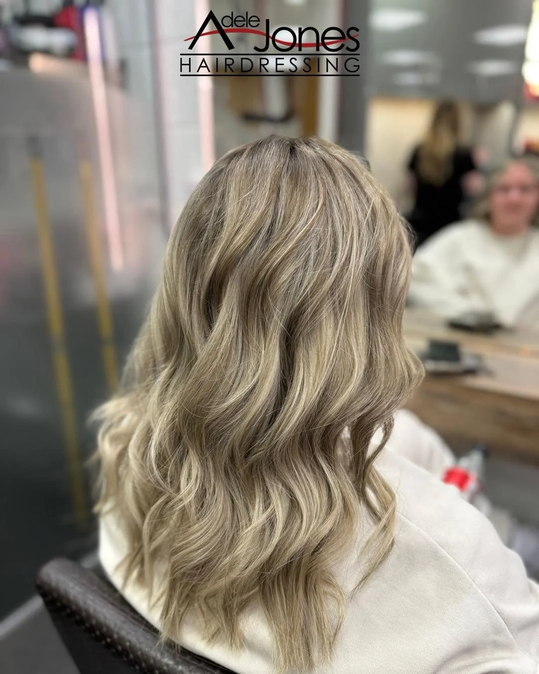 http://goo.gl/C6wQSO
Dimensional Blonde created by our Artistic Director Liv.
-
-
#hair #adelejoneshairdressing #barnsley #barnsleyhairdresser #ghd #schwarzkopf #schwarzkopfprofessional #chromaidschwarzkopf #toner #foils