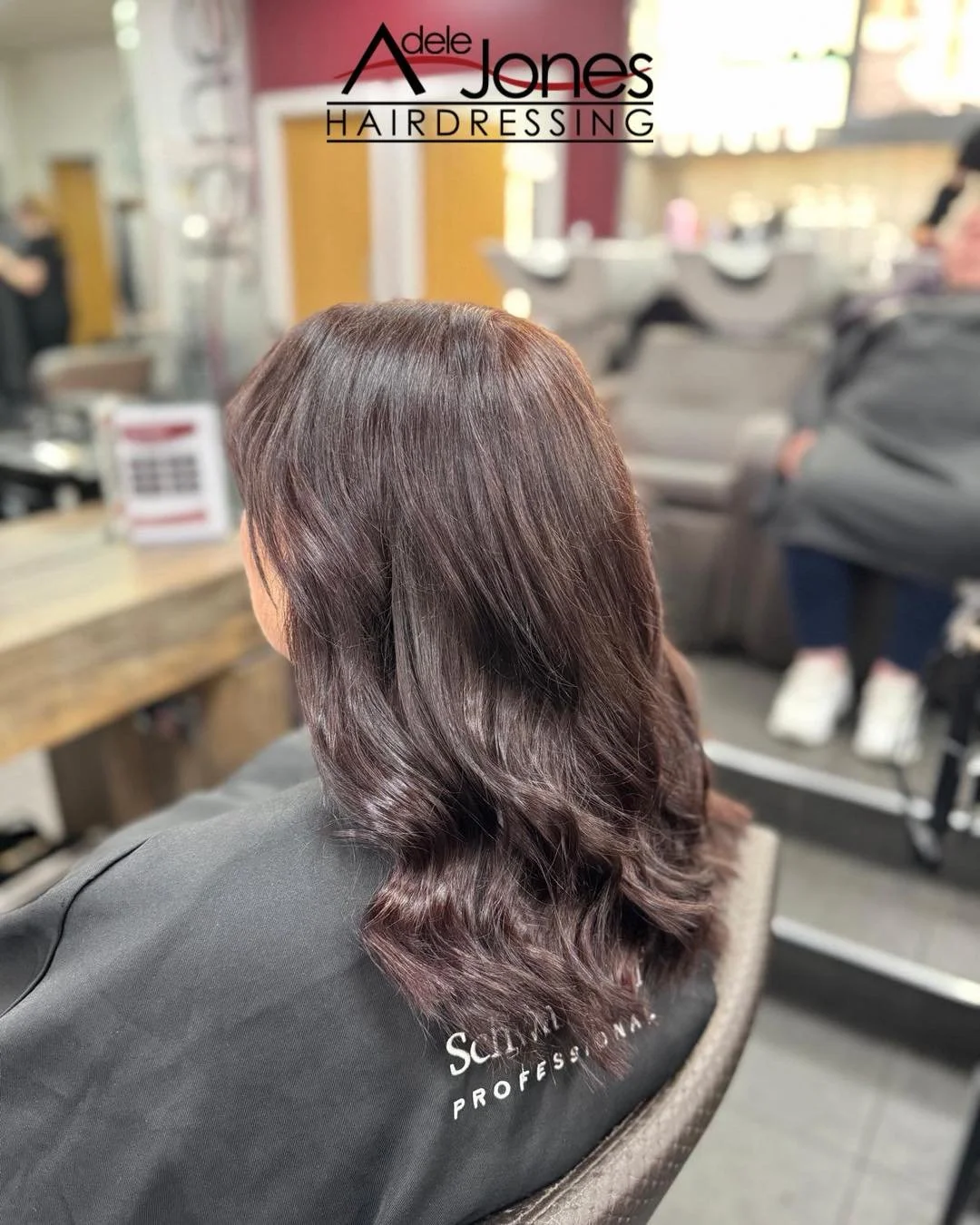 https://tinyurl.com/9tekmdu5
Rich chocolate created by our Salon Director Liv.
-
-
#hair #adelejoneshairdressing #barnsley #barnsleyhairdresser #ghd #schwarzkopf #schwarzkopfprofessional #chromaidschwarzkopf #toner #foils