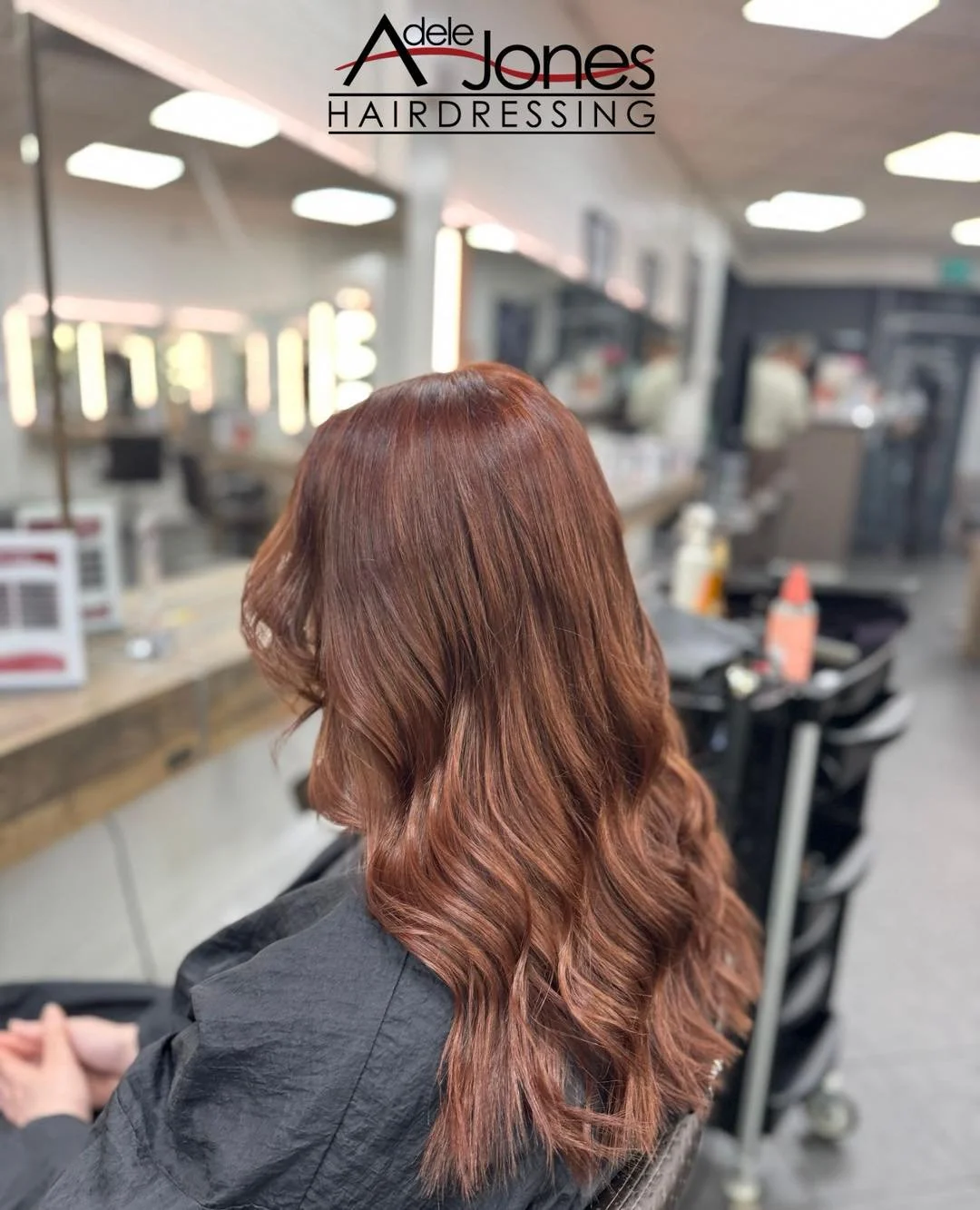 https://tinyurl.com/9tekmdu5
Rich Dark Copper Created by our Salon Director Liv.
-
-
#hair #adelejoneshairdressing #barnsley #barnsleyhairdresser #ghd #schwarzkopf #schwarzkopfprofessional #chromaidschwarzkopf #toner #foils