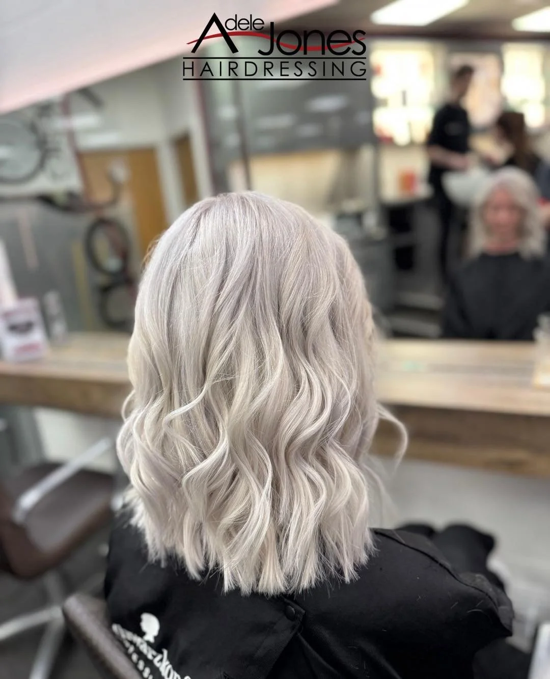 https://tinyurl.com/mffe7mbu
Icy white created by our Salon Director Liv.
-
-
#hair #adelejoneshairdressing #barnsley #barnsleyhairdresser #ghd #schwarzkopf #schwarzkopfprofessional #chromaidschwarzkopf #toner #foils